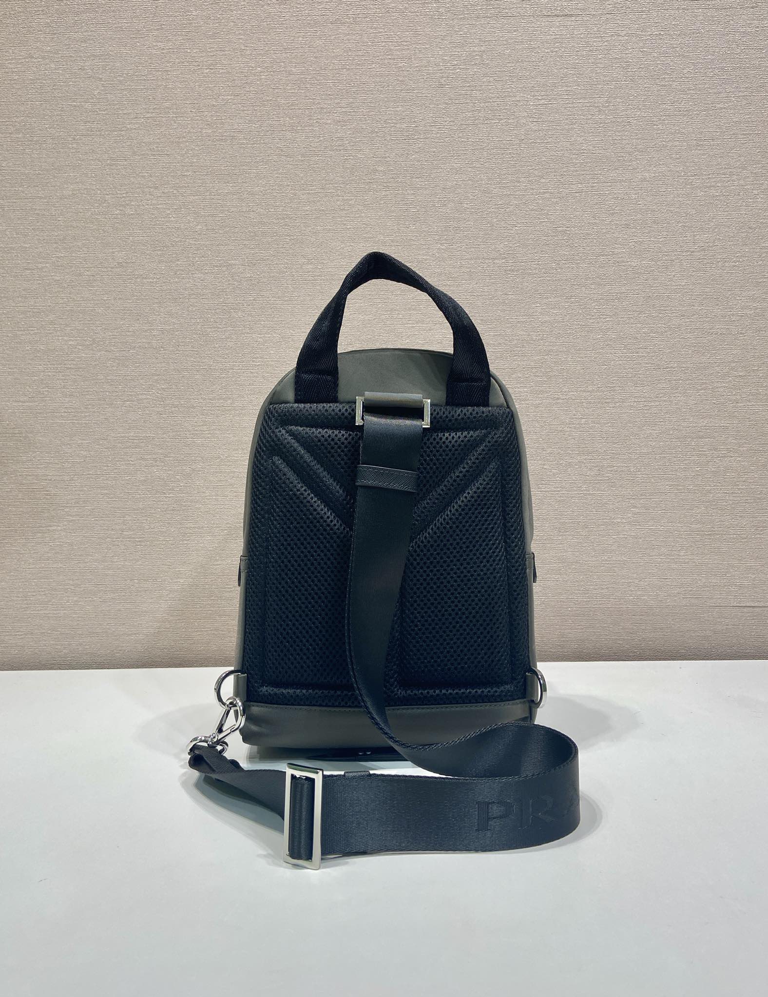 💰520🎉新品胸包🎉🎉2VZ116🎉🎉
这款胸包采用Re-Nylon再生尼龙材质，设计轻巧紧凑，风格百搭。完美融合标志性元素，配以Saffiano皮革细节，提升运动功能风格。涂珐琅金属三角形徽标增添标志性魅力。可调节尼龙肩带，容量空间大，上身效果时尚又帅气😘😘赶紧入手吧🎉🎉
长20x高27x底8cm🎉🎉🎉💰💰💰