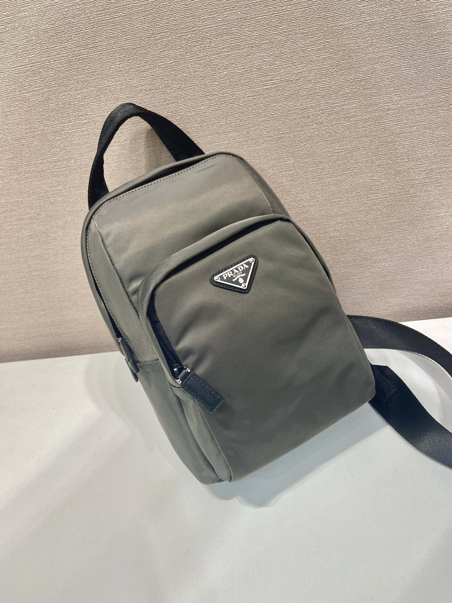 💰520🎉新品胸包🎉🎉2VZ116🎉🎉
这款胸包采用Re-Nylon再生尼龙材质，设计轻巧紧凑，风格百搭。完美融合标志性元素，配以Saffiano皮革细节，提升运动功能风格。涂珐琅金属三角形徽标增添标志性魅力。可调节尼龙肩带，容量空间大，上身效果时尚又帅气😘😘赶紧入手吧🎉🎉
长20x高27x底8cm🎉🎉🎉💰💰💰