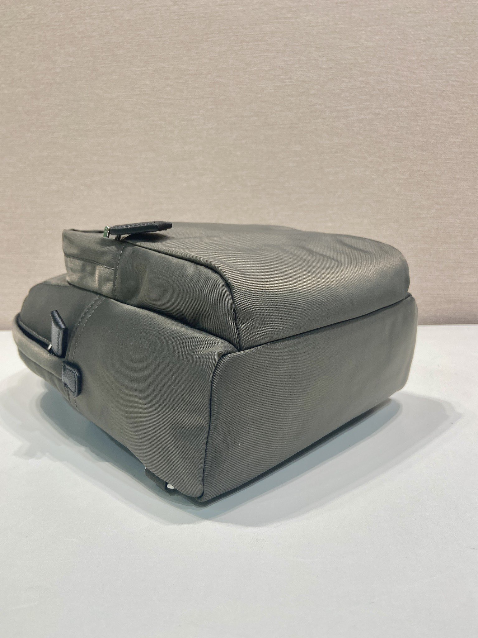 💰520🎉新品胸包🎉🎉2VZ116🎉🎉
这款胸包采用Re-Nylon再生尼龙材质，设计轻巧紧凑，风格百搭。完美融合标志性元素，配以Saffiano皮革细节，提升运动功能风格。涂珐琅金属三角形徽标增添标志性魅力。可调节尼龙肩带，容量空间大，上身效果时尚又帅气😘😘赶紧入手吧🎉🎉
长20x高27x底8cm🎉🎉🎉💰💰💰