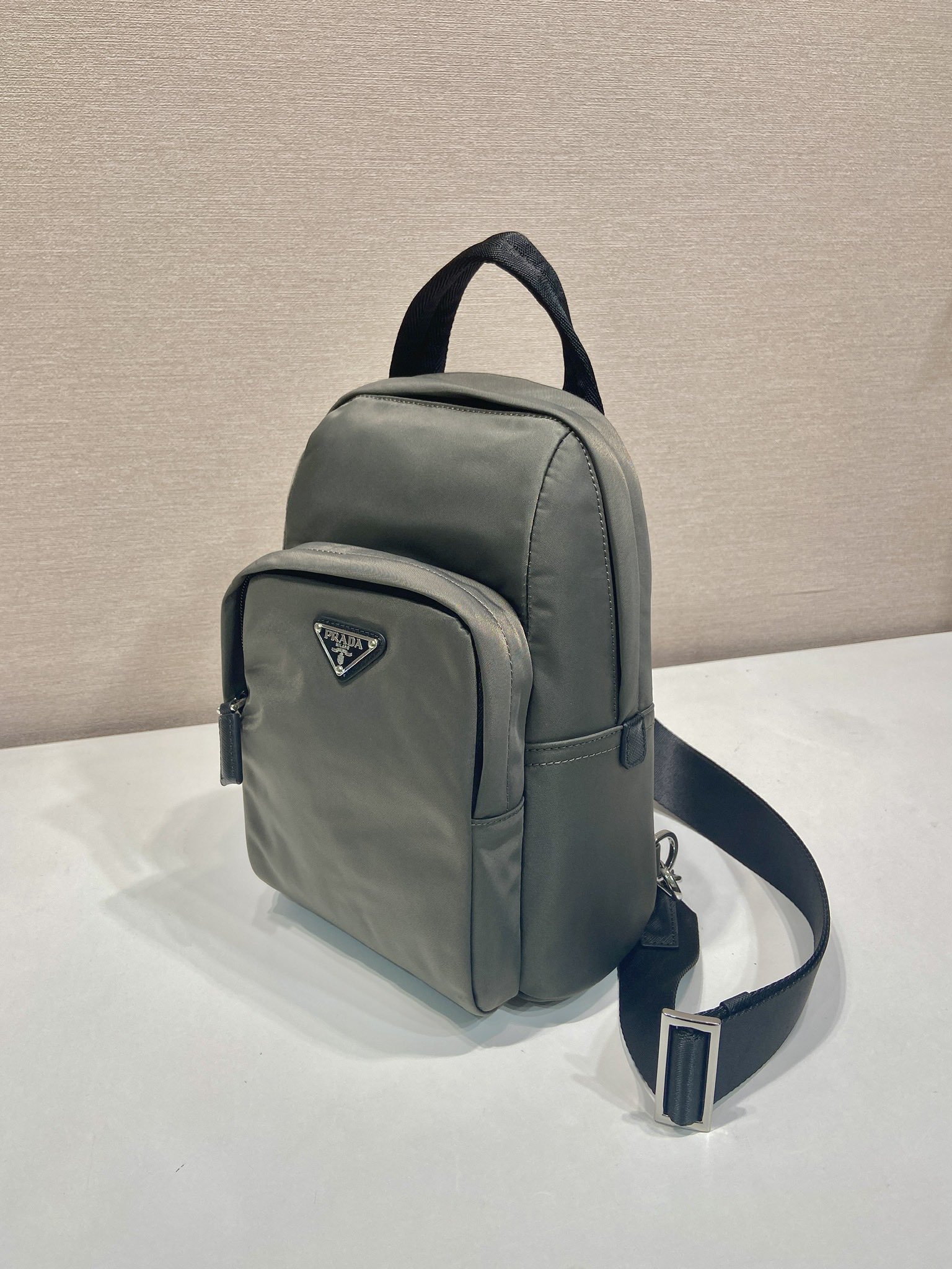 💰520🎉新品胸包🎉🎉2VZ116🎉🎉
这款胸包采用Re-Nylon再生尼龙材质，设计轻巧紧凑，风格百搭。完美融合标志性元素，配以Saffiano皮革细节，提升运动功能风格。涂珐琅金属三角形徽标增添标志性魅力。可调节尼龙肩带，容量空间大，上身效果时尚又帅气😘😘赶紧入手吧🎉🎉
长20x高27x底8cm🎉🎉🎉💰💰💰