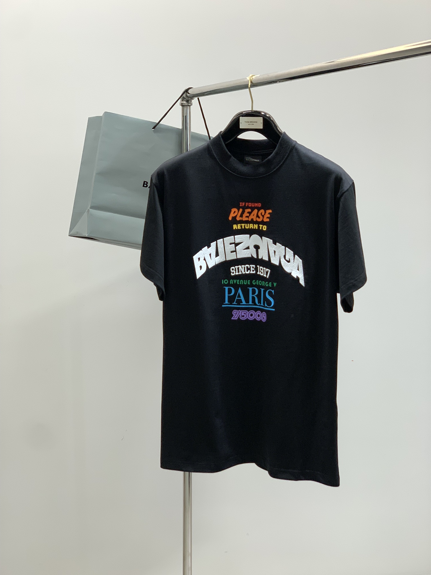 NO:424841,,Balenciaga Balenciaga, the latest summer model, available at the counter at the same time, original singles, hot fashion casual round neck short-sleeved T-shirt, imported original fabric, unique design, top-grade embroidery craft letter pattern decoration logo, simple and fashionable, handsome upper body, complete three standards, S-XL size SML XL size SML XL length 73747576 shoulder width 4849.250.451.6 bust 52545658 cuffs 45464748,,balenciaga,balenciaga,T-shirt,tees,t-shirt,alexander wang19860909,Balenciaga 巴黎世家,夏季最新款,专柜同步有售,原单狠货,爆款时尚休闲圆领短袖T恤,进口原版面料,独特设计,顶级刺绣工艺字母图案装饰logo,简约时尚 ,上身帅气,三标齐全,码数S-XL 尺码SML XL 衣长73747576 肩宽4849.250.451.6 胸围52545658 袖口45464748,,balenciaga,balenciaga,T-shirt,tees，t-shirt,alexander wang,Men's clothing