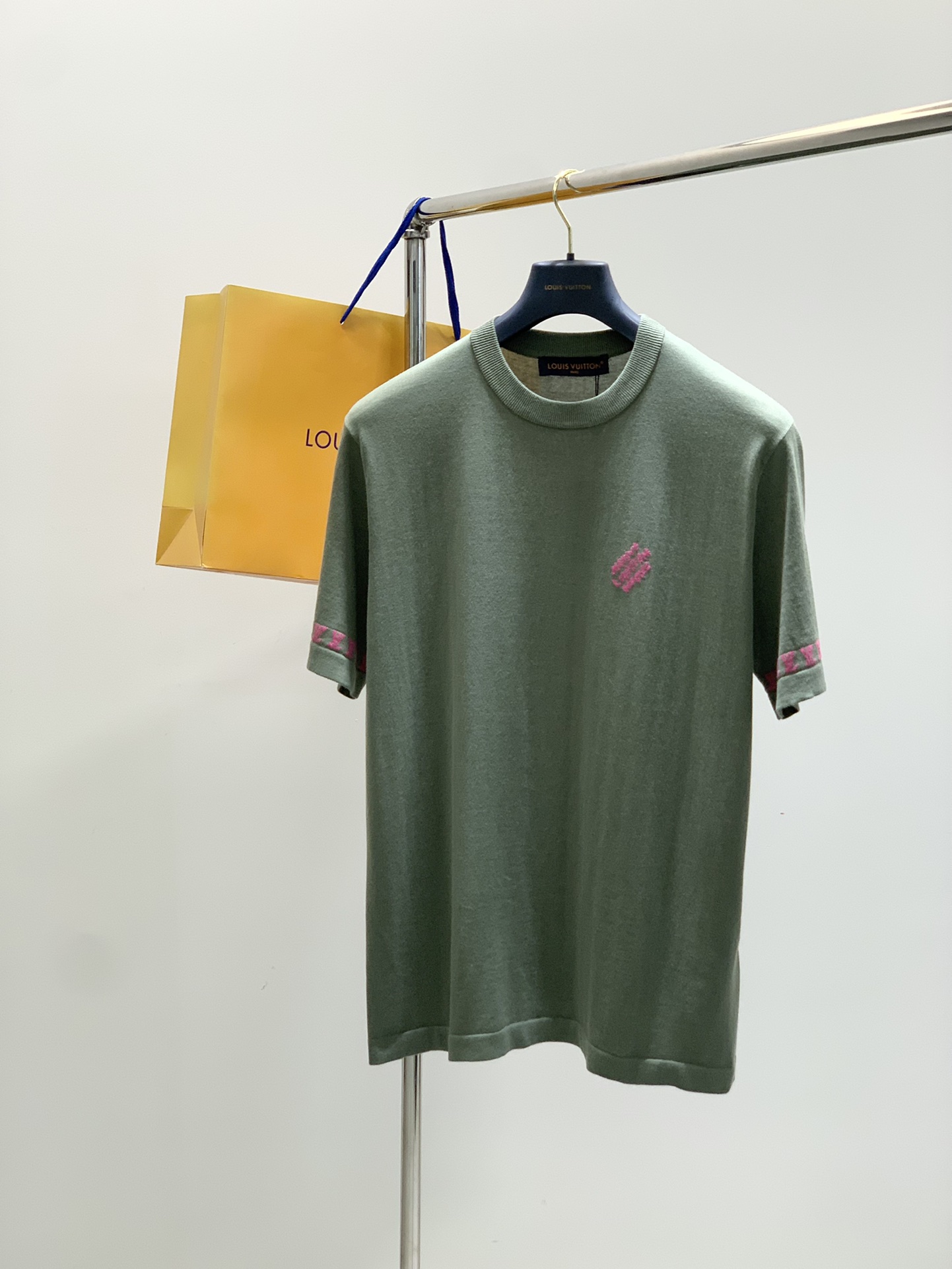 NO:424899,,LouisVuitton, the latest summer model, available at the counter at the same time, original single product, fashionable and casual round neck knitted short-sleeved T-shirt, very distinctive on the upper body!  Eye-catching and highlighted, imported original fabric, top-grade embroidery craft letter pattern decorative logo, simple but not lacking in fashion, classic and atmospheric, comfortable and breathable, handsome and stylish on the upper body, size XS-L Size XSSML Clothes length 68697072 Bust 52545658 Shoulder width 44464850 Sleeve length 22222323,,louis vuitton,louis vuitton,T-shirt,tees,t-shirt,alexander wang19860909,LouisVuitton 路易威登,夏季最新款,专柜同步有售,原单狠货,时尚休闲圆领针织短袖T恤,上身很有特点！吸睛而有亮点,进口原版面料,顶级刺绣工艺字母图案装饰Logo,简单而不失时尚,经典大气,舒适透气,上身帅气有型,码数XS-L 尺码XSSML 衣长68697072 胸围52545658 肩宽44464850 袖长22222323,,louis vuitton,louis vuitton,T-shirt,tees，t-shirt,alexander wang,Men's clothing