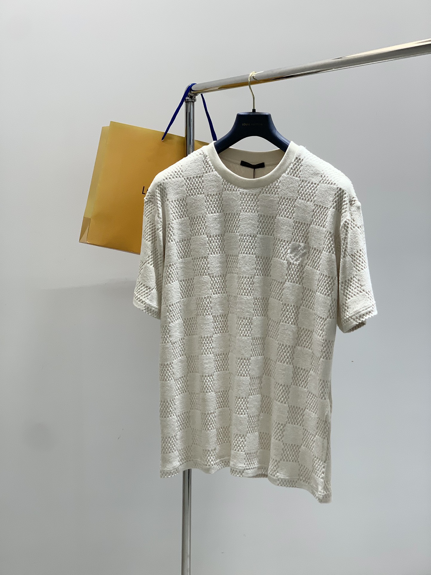 NO:429237,Clothes, shorts, Louis Vuitton, the latest summer style, available at the counter at the same time, original orders, fashionable casual suits, and very distinctive on the upper body!  Eye-catching and highlighted, imported original fabric, top-grade embroidery craft letter pattern decoration logo, original hardware and auxiliary decoration, simple but not lacking in fashion, classic and atmospheric, comfortable and breathable, handsome and stylish on the upper body, S-XL LOUIS VUITTON One size information - Size SMLXL 66687072 Bust 52545658 Shoulder width 46485052 Sleeve length 22.52323.524 SML XL trousers 56575859 Waist circumference 41434445 Spleen width 32333435 Foot circumference 29303132,,louis vuitton,louis vuitton,shorts,alexander wang19860909衣服,短裤,LouisVuitton 路易威登,夏季最新款,专柜同步有售,原单狠货,时尚休闲套装,上身很有特点！吸睛而有亮点,进口原版面料,顶级刺绣工艺字母图案装饰Logo,原版五金辅料装饰,简单而不失时尚,经典大气,舒适透气,上身帅气有型,码数S-XL LOUIS VUITTON 一尺码信息- 尺码SMLXL 衣长66687072 胸围52545658 肩宽46485052 袖长22.52323.524 SML XL 裤长56575859 腰围41434445 脾阔32333435 脚围29303132,,louis vuitton,louis vuitton,shorts,alexander wang,Men's clothing