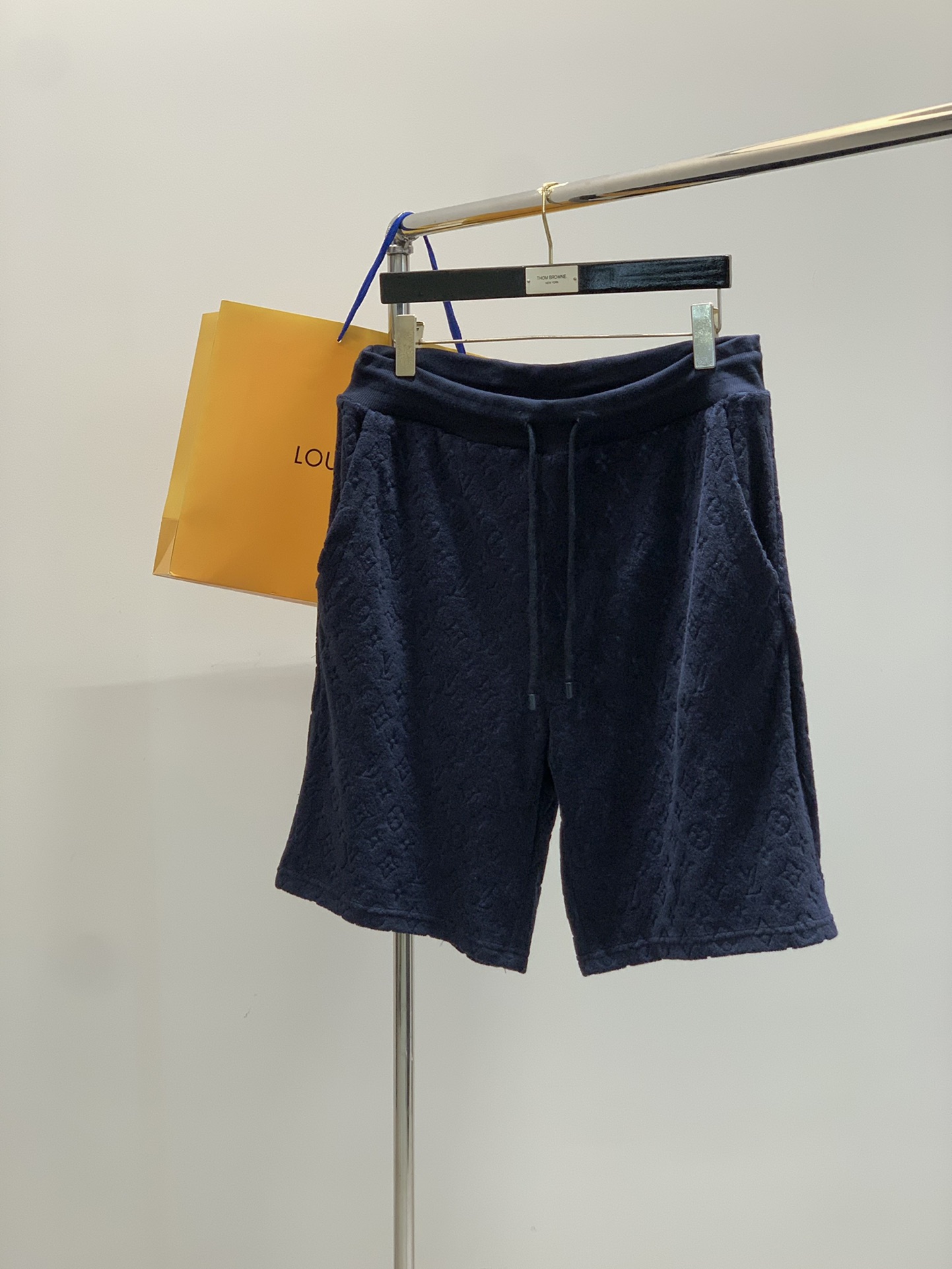 NO:424833,Clothes, shorts, Louis Vuitton, the latest summer style, available at the counter at the same time, original orders, fashionable casual suits, and very distinctive on the upper body!  Eye-catching and highlighted, imported original fabric, top-grade embroidery craft letter pattern decoration logo, original hardware and auxiliary decoration, simple but not lacking in fashion, classic and atmospheric, comfortable and breathable, handsome and stylish on the upper body, S-XL,, louis vuitton, louis vuitton, shorts, alexander wang19860909衣服,短裤,LouisVuitton 路易威登,夏季最新款,专柜同步有售,原单狠货,时尚休闲套装,上身很有特点！吸睛而有亮点,进口原版面料,顶级刺绣工艺字母图案装饰Logo,原版五金辅料装饰,简单而不失时尚,经典大气,舒适透气,上身帅气有型,码数S-XL,,louis vuitton,louis vuitton,shorts,alexander wang,Men's clothing