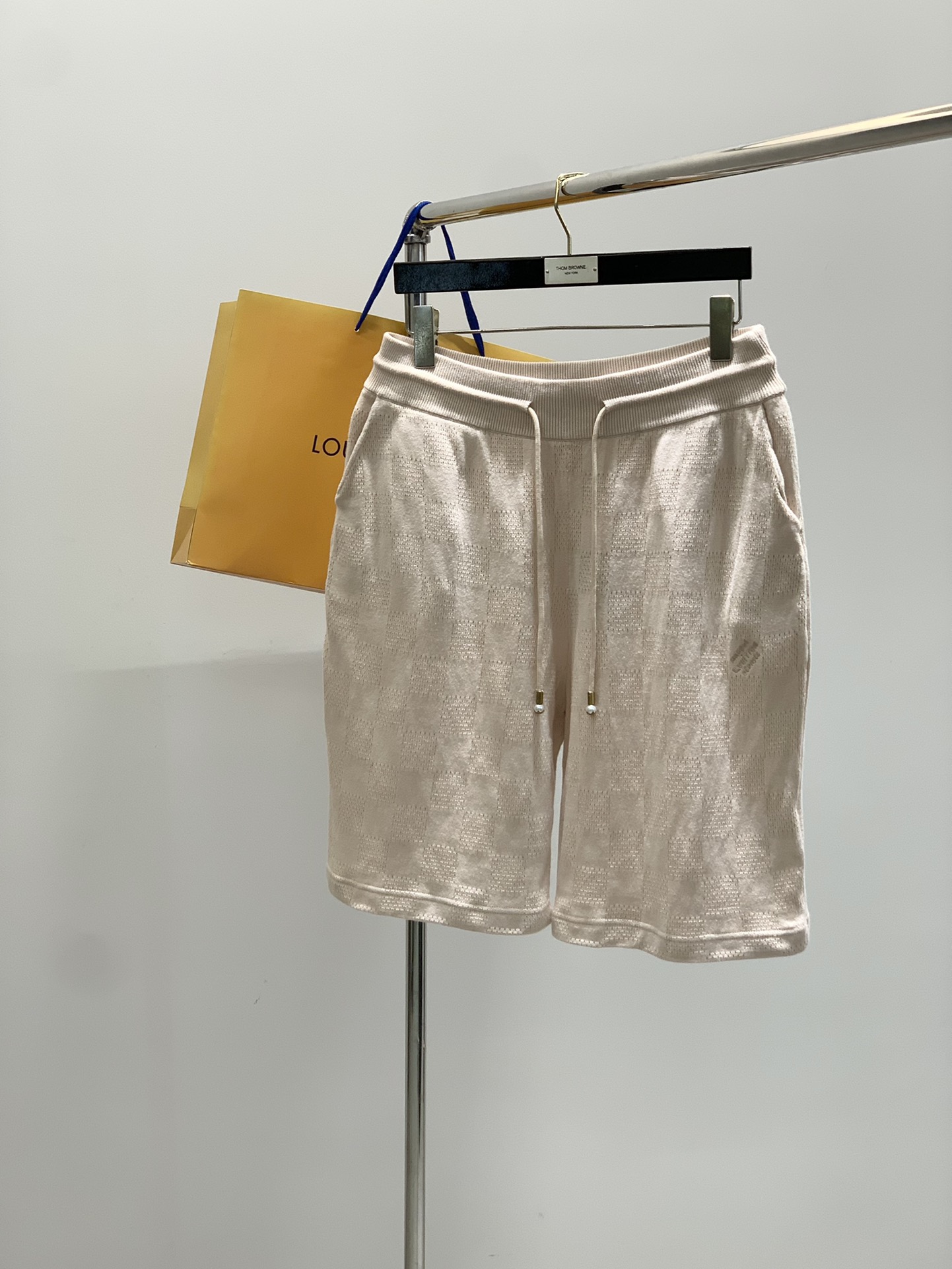 NO:424868,,LouisVuitton, the latest summer model, available at the counter at the same time, original singles, fashionable casual shorts, very distinctive on the upper body!  Eye-catching and highlighted, imported original fabric, top-grade embroidery craft letter pattern decoration logo, original hardware and auxiliary decoration, simple but not lacking in fashion, classic and atmospheric, comfortable and breathable, handsome and stylish on the upper body, S-XL,, louis vuitton, louis vuitton, shorts, alexander wang19860909,LouisVuitton 路易威登,夏季最新款,专柜同步有售,原单狠货,时尚休闲短裤,上身很有特点！吸睛而有亮点,进口原版面料,顶级刺绣工艺字母图案装饰Logo,原版五金辅料装饰,简单而不失时尚,经典大气,舒适透气,上身帅气有型,码数S-XL,,louis vuitton,louis vuitton,shorts,alexander wang,Men's clothing