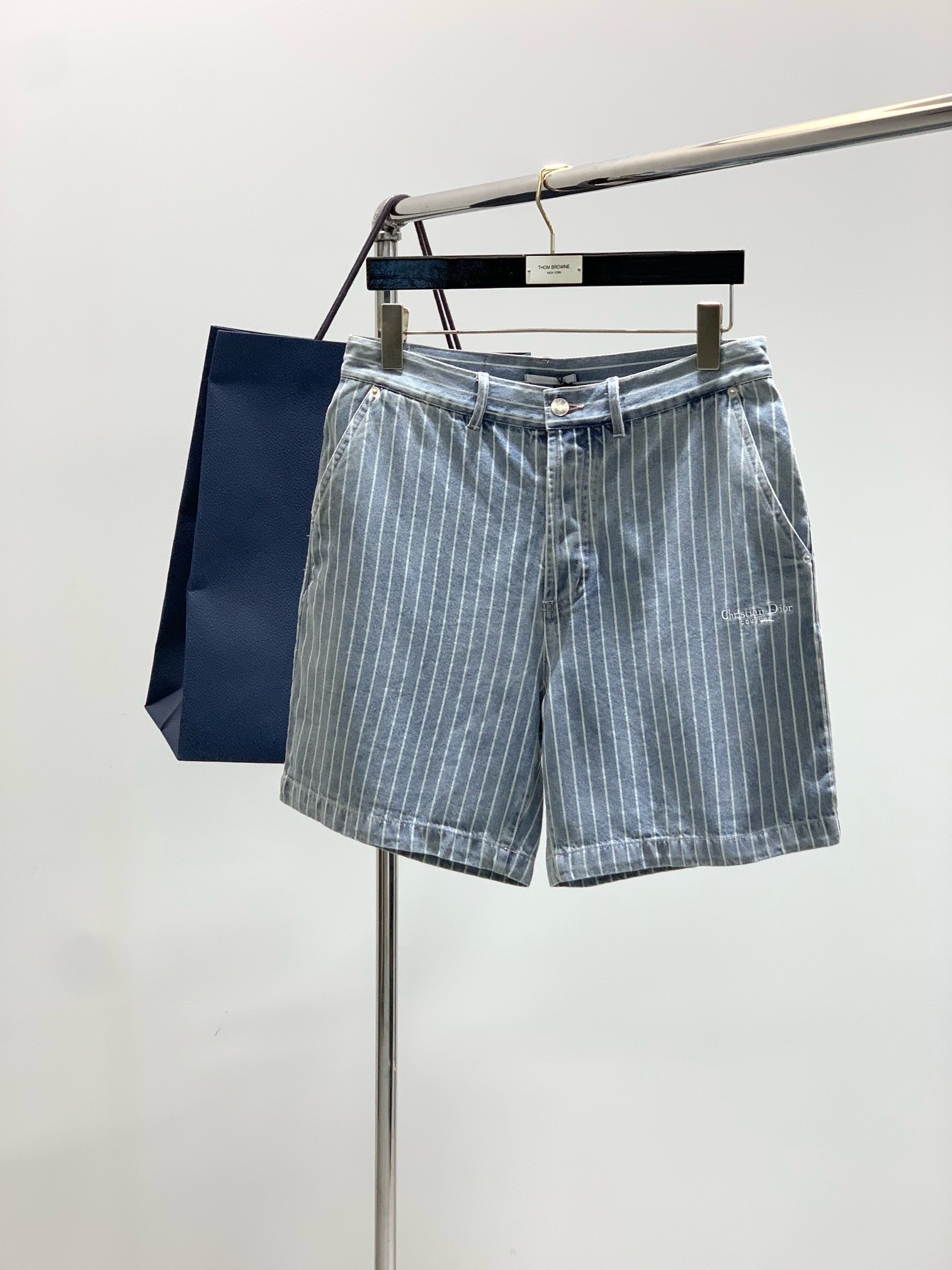 NO:424823,Clothes, shorts, Dior, new summer products, available at the same time for counters, simple and fashionable casual suits, original imported fabrics, comfortable and breathable, top-grade embroidery craft letter pattern logo, original hardware and auxiliary decoration, extremely high-end, unique design, fashionable and handsome on the upper body!  Size S-XL Size 38394041 Clothes length 8081.58384.5 Bust 122126130134 Shoulder width 5051.55354.5 Hem 120124128132 SMLXL Pants length 44.54545.546 Waist 82869094 Seating 102106110114 Foot 59616365,,dior,dior,shorts,alexander wang19860909衣服,短裤,Dior 迪奥, 夏季新品,专柜同步有售,简约时尚休闲套装,原版进口面料,舒适透气,顶级刺绣工艺字母图案logo,原版五金辅料装饰,档次极高,独特设计,上身时尚帅气！码数S-XL 尺码38394041 衣长8081.58384.5 胸围122126130134 肩宽5051.55354.5 下摆120124128132 SMLXL 裤长44.54545.546 腰围82869094 坐围102106110114 脚口59616365,,dior,dior,shorts,alexander wang,Men's clothing