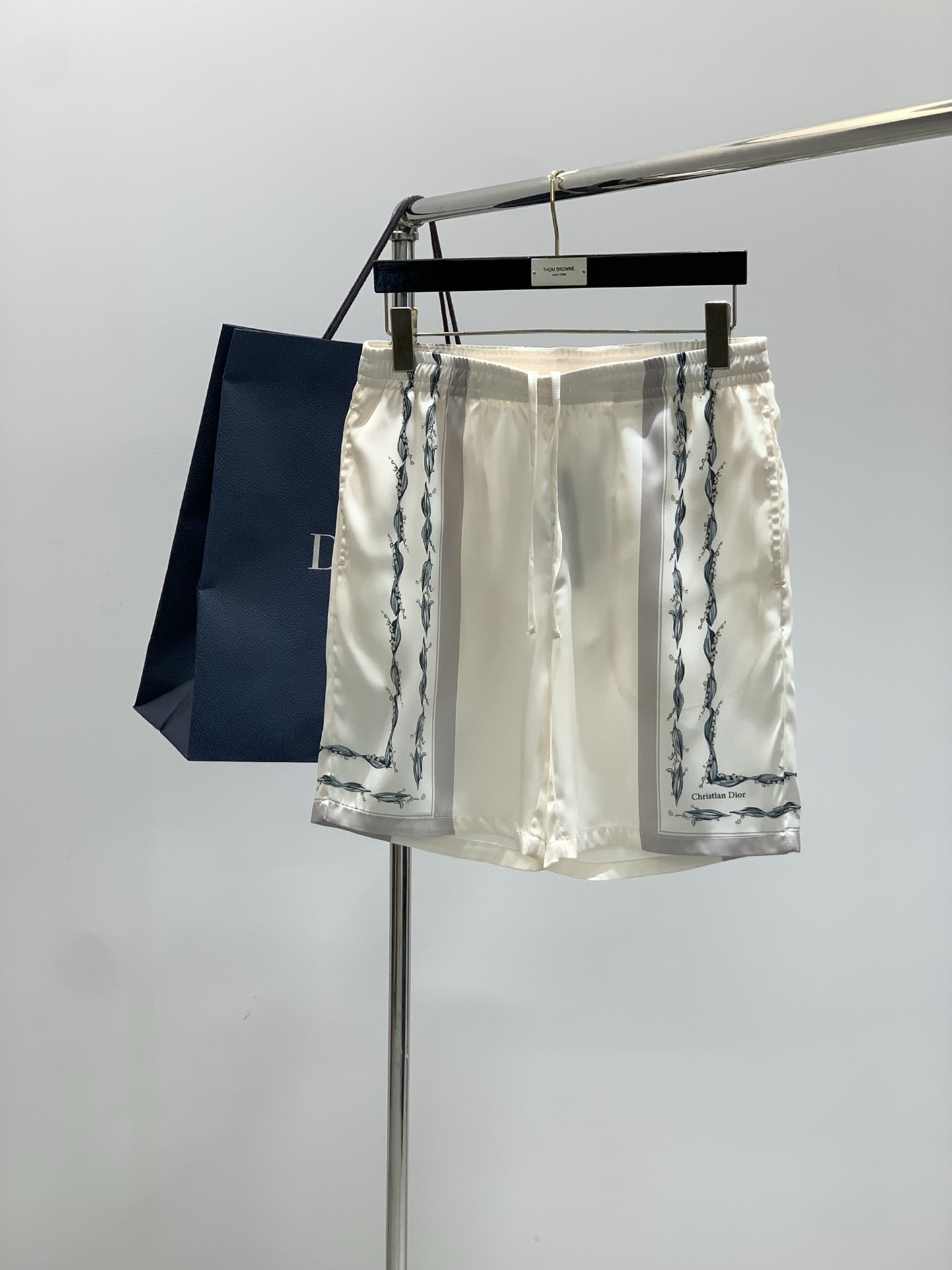 NO:424892,Clothes, shorts, Dior, new summer products, available at the same time for counters, simple and fashionable casual suits, original imported fabrics, comfortable and breathable, top-level printing craft letter pattern logo, original hardware and auxiliary decoration, extremely high-end, unique design, fashionable and handsome on the upper body!  Size S-XL Size 39404142 Clothes length 7374.57677.5 Bust 110114118122 Shoulder width 48.55051.553 Hem 110114118122 46485052 Pants length 4646.54747.5 Waist 80848892 Sit 106110114118 Foot mouth 59616365,,dior,dior,shorts,alexander wang19860909衣服,短裤,Dior 迪奥, 夏季新品,专柜同步有售,简约时尚休闲套装,原版进口面料,舒适透气,顶级印花工艺字母图案logo,原版五金辅料装饰,档次极高,独特设计,上身时尚帅气！码数S-XL 尺码39404142 衣长7374.57677.5 胸围110114118122 肩宽48.55051.553 下摆110114118122 46485052 裤长4646.54747.5 腰围80848892 坐围106110114118 脚口59616365,,dior,dior,shorts,alexander wang,Men's clothing