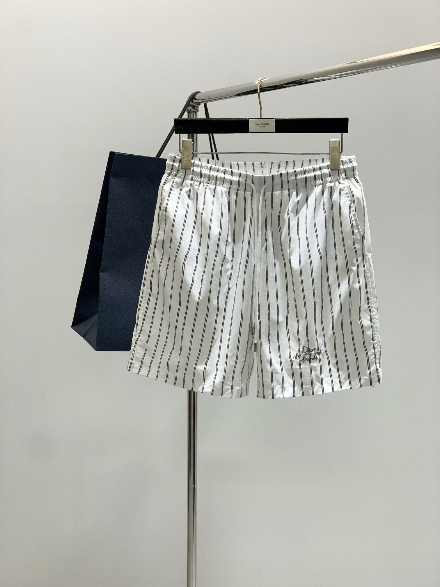 NO:424885,,Dior Dior, new summer products, available at the same time for counters, simple and fashionable casual shorts, original imported fabric, comfortable and breathable, top-grade embroidery craft letter pattern decoration logo, original hardware and auxiliary decoration, extremely high-end, unique design, fashionable and handsome on the upper body!  2 colors recommended, size S-XL Size SMLXL Pants length 47.54848.549 Waist circumference 78828690 Sitting circumference 110114118122 Width circumference 74767880,,dior,dior,shorts,alexander wang19860909,Dior 迪奥, 夏季新品,专柜同步有售,简约时尚休闲短裤,原版进口面料,舒适透气,顶级刺绣工艺字母图案装饰logo,原版五金辅料装饰,档次极高,独特设计,上身时尚帅气！2色推荐,码数S-XL 尺码SMLXL 裤长47.54848.549 腰围78828690 坐围110114118122 肶围74767880,,dior,dior,shorts,alexander wang,Men's clothing