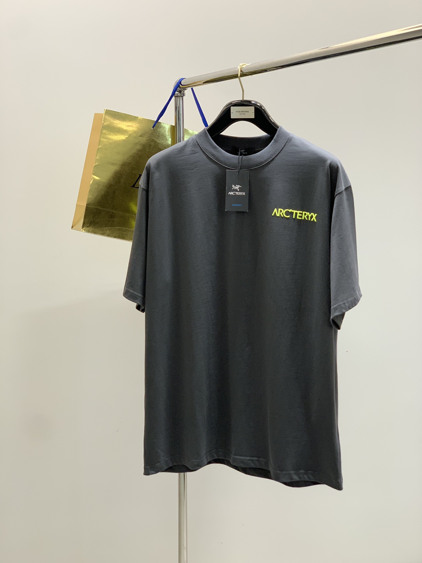 NO:427328,,ARCTERYX Archaeopteryx, 2025 summer AW new product, fashionable and casual round neck short-sleeved T-shirt, available at the counter at the same time, original singles, imported original fabrics, extremely complex craftsmanship, fairly elegant and fashionable visuals, noble and elegant, from the main fabric to the detailed craftsmanship, highlighting the ingenuity of fashion, S-L, arc'teryx, T-shirt,tees, t-shirt, alexander wang19860909,ARCTERYX 始祖鸟,2025夏季AW新品,时尚休闲圆领短袖T恤,专柜同步有售,原单狠货,进口原版面料,工艺极度复杂,视觉相当雅致时髦,高贵而优雅,从主体面料到细节工艺,彰显时装的匠心所在,码数S-L,arc'teryx,T-shirt,tees，t-shirt,alexander wang,Men's clothing