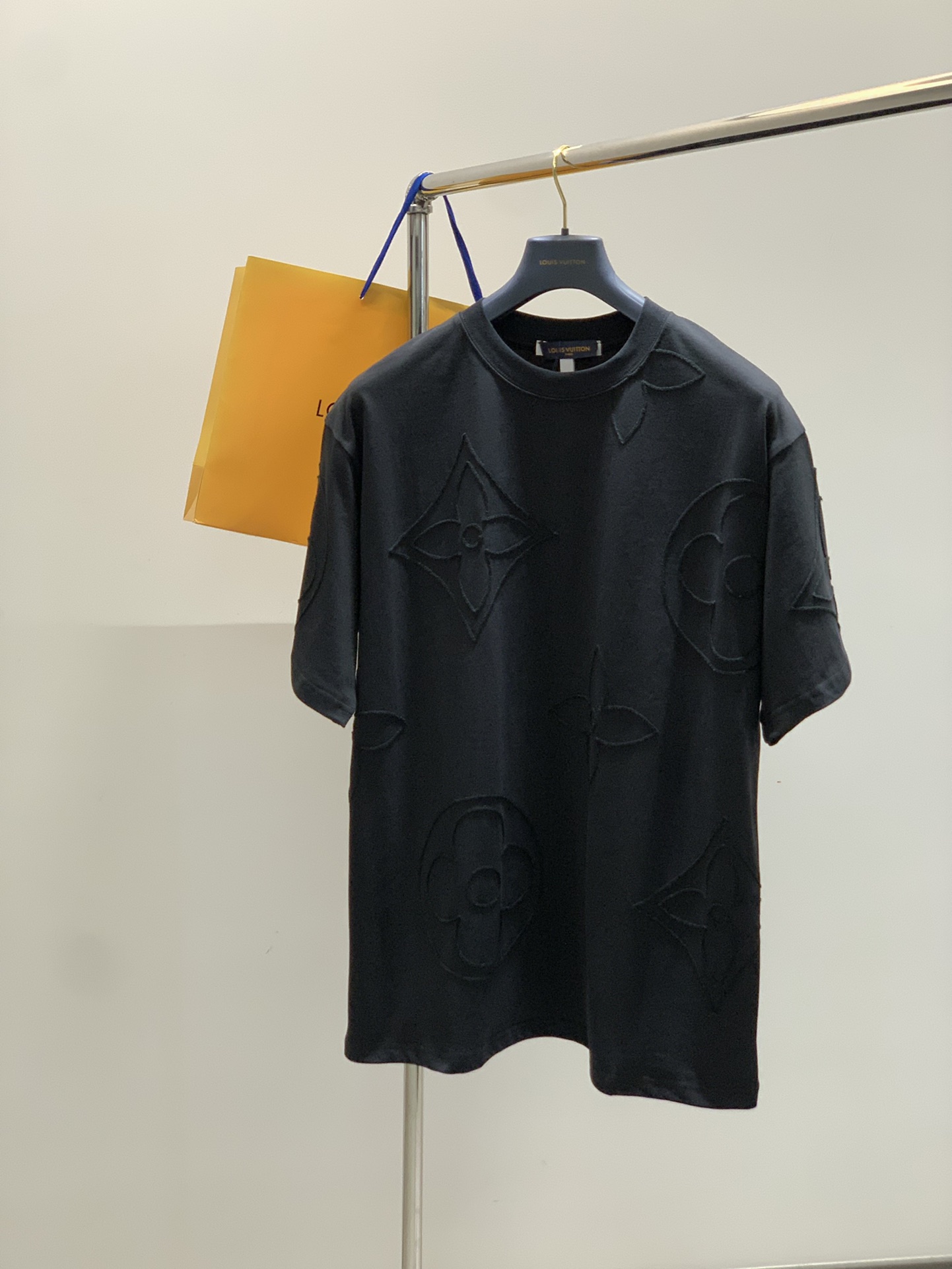 NO:427340,,LouisVuitton, the latest model for summer 2025, available at the counter at the same time, original singles, fashionable and casual round neck short-sleeved T-shirt, very distinctive on the upper body!  Eye-catching and highlighted, imported original fabric, top-grade embroidery craft letter pattern decorative logo, simple but not lacking in fashion, classic and atmospheric, comfortable and breathable, handsome and stylish on the upper body, S-L,, louis vuitton, louis vuitton, T-shirt,tees, t-shirt,alexander wang19860909,LouisVuitton 路易威登,2025夏季最新款,专柜同步有售,原单狠货,时尚休闲圆领短袖T恤,上身很有特点！吸睛而有亮点,进口原版面料,顶级刺绣工艺字母图案装饰Logo,简单而不失时尚,经典大气,舒适透气,上身帅气有型,码数S-L,,louis vuitton,louis vuitton,T-shirt,tees，t-shirt,alexander wang,Men's clothing