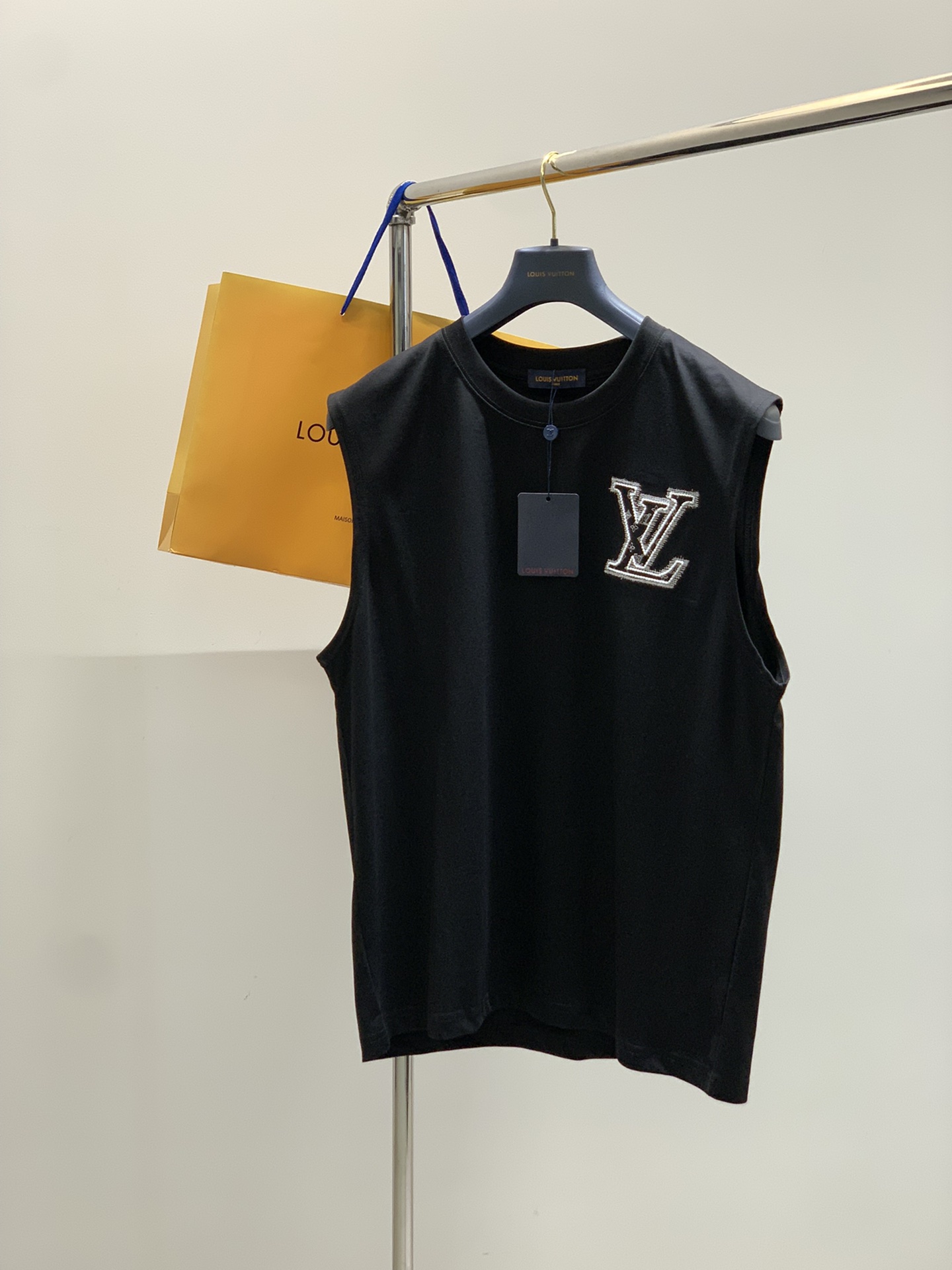 NO:427362,,LouisVuitton, the latest model for summer 2025, available at the counter at the same time, original singles, fashionable and casual round neck sleeveless top, very distinctive on the upper body!  Eye-catching and highlighted, imported original fabric, top-grade embroidery craft letter pattern decorative logo, simple but not lacking in fashion, classic and atmospheric, comfortable and breathable, handsome and stylish on the upper body, 2 colors recommended, S-XL,, louis vuitton, louis vuitton, alexander wang19860909,LouisVuitton 路易威登,2025夏季最新款,专柜同步有售,原单狠货,时尚休闲圆领无袖上衣,上身很有特点！吸睛而有亮点,进口原版面料,顶级刺绣工艺字母图案装饰Logo,简单而不失时尚,经典大气,舒适透气,上身帅气有型,2色推荐,码数S-XL,,louis vuitton,louis vuitton,alexander wang,Men's clothing