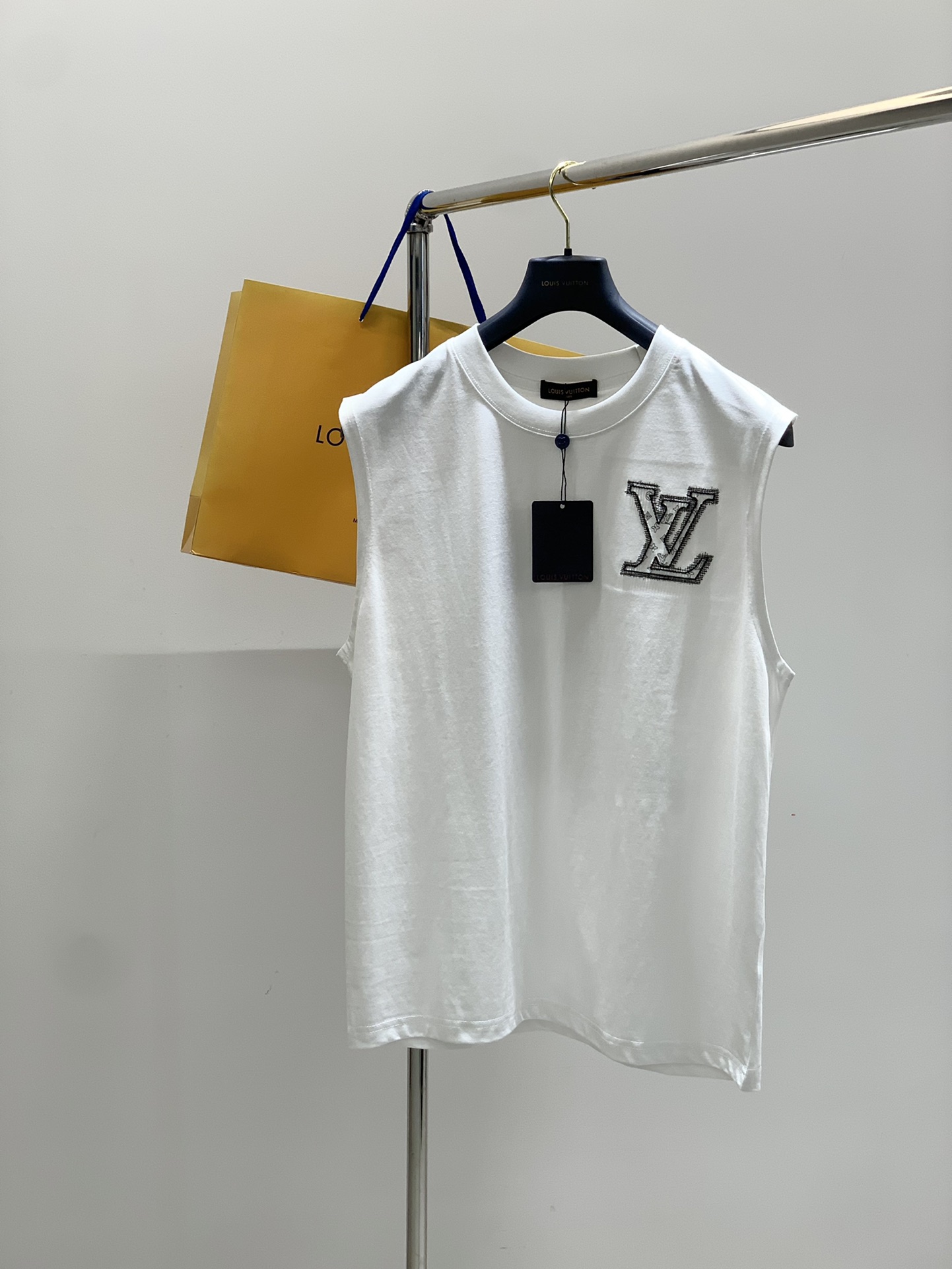 NO:429222,,LouisVuitton, the latest summer model, available at the counter at the same time, original single product, fashionable and casual round neck sleeveless top, very distinctive on the upper body!  Eye-catching and highlighted, imported original fabric, top-grade embroidery craft letter pattern decorative logo, simple but not lacking in fashion, classic and atmospheric, comfortable and breathable, handsome and stylish on the upper body, 2 colors recommended, S-XL,, louis vuitton, louis vuitton, alexander wang19860909,LouisVuitton 路易威登,夏季最新款,专柜同步有售,原单狠货,时尚休闲圆领无袖上衣,上身很有特点！吸睛而有亮点,进口原版面料,顶级刺绣工艺字母图案装饰Logo,简单而不失时尚,经典大气,舒适透气,上身帅气有型,2色推荐,码数S-XL,,louis vuitton,louis vuitton,alexander wang,Men's clothing