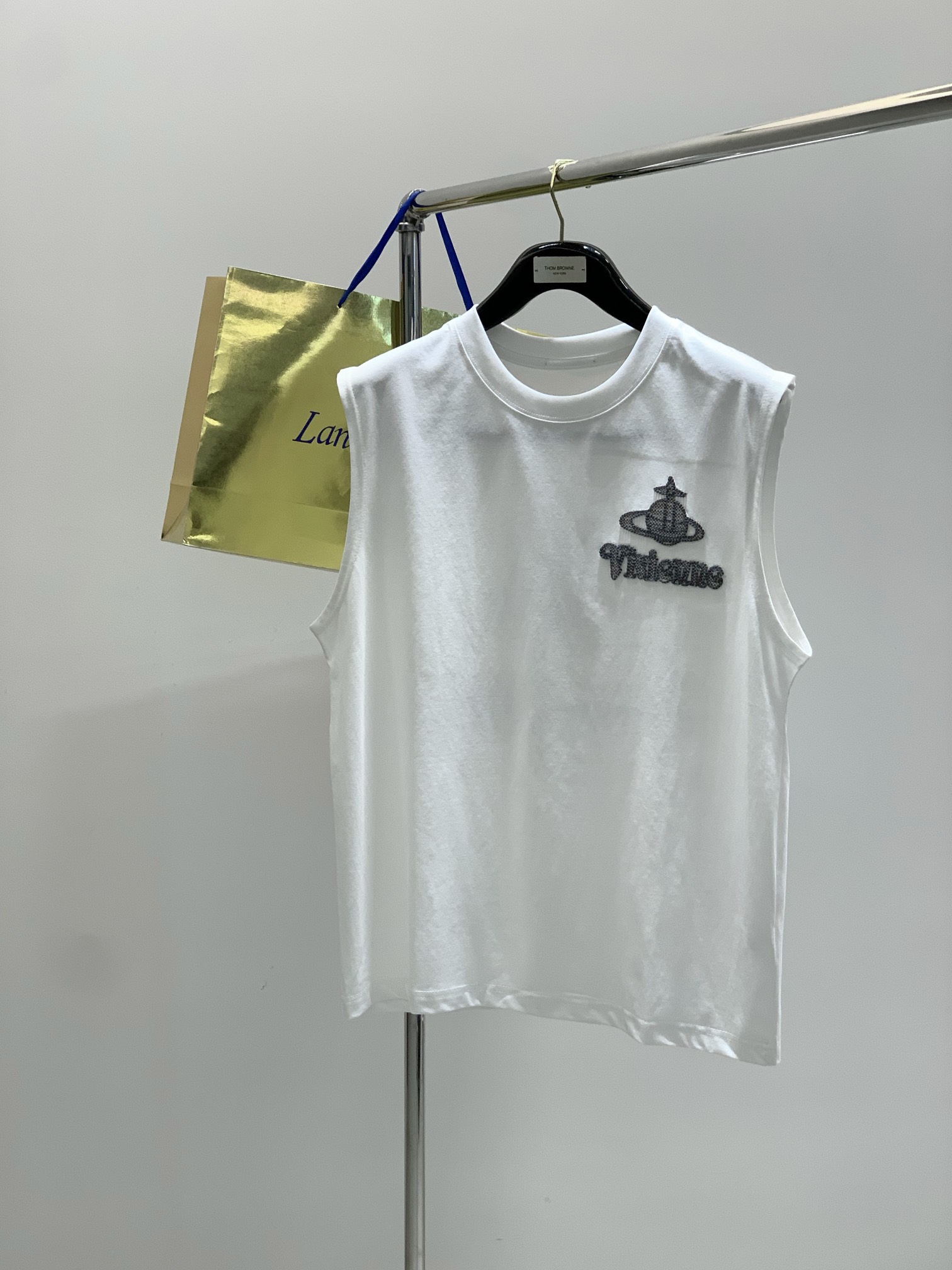 NO:427322,,VIvienne.Westwood Vivienne.Westwood, British fashion brand, new products in spring and summer 2025, fashionable and casual round neck sleeveless top, top embroidery craft letter pattern logo, simple and fashionable, handsome and stylish on the upper body!  2 colors recommended, code number: S-XL, alexander wang19860909,VIvienne.Westwood 维维安.韦斯特伍德,英国时尚潮牌,2025春夏新品,时尚休闲圆领无袖上衣,顶级刺绣工艺字母图案logo,简约时尚,上身帅气有型！2色推荐,码数: S-XL,,alexander wang,Men's clothing