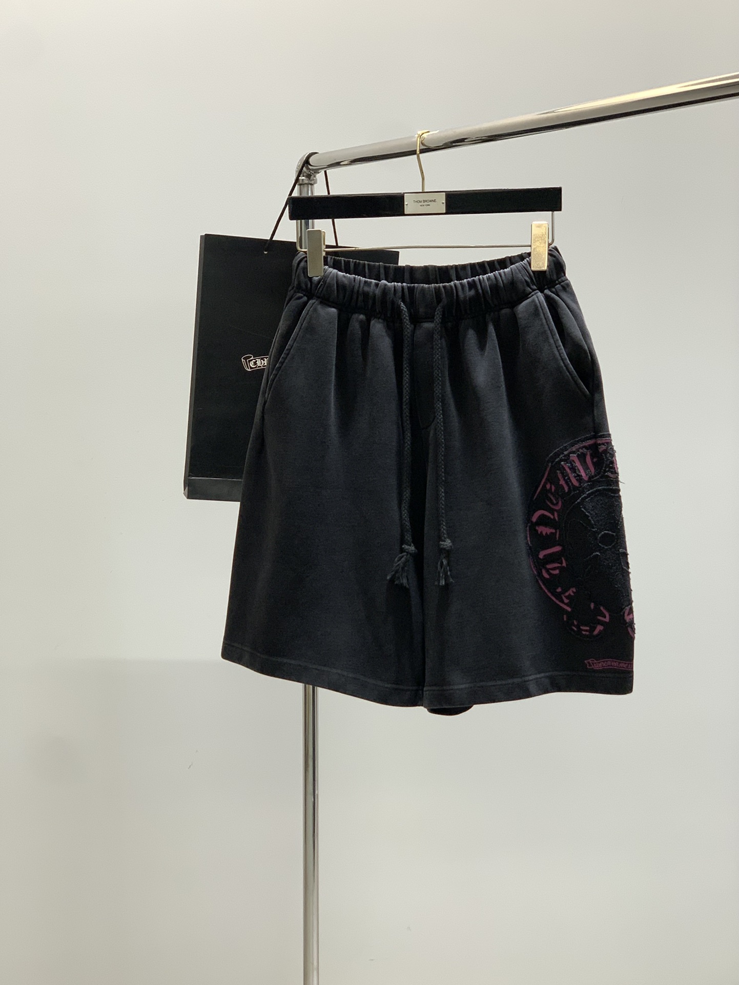 NO:424849,,Chrome Hearts, new summer products, special counters are available at the same time, original singles, fashionable casual shorts, imported original fabric, top-grade printed craft letter pattern logo, original hardware and auxiliary decoration, unique design, counter appearance, fashionable and handsome upper body, 2 colors recommendation, code M-3XL, chrome hearts, chrome hearts, shorts, alexander wang19860909,Chrome Hearts 克罗心,夏季新品,专柜同步有售,原单狠货,时尚休闲短裤,采用进口原版面料,顶级印花工艺字母图案logo,原版五金辅料装饰,独特设计,专柜卖相,上身时尚帅气,2色推荐,码数M-3XL,,chrome hearts,chrome hearts,shorts,alexander wang,Men's clothing