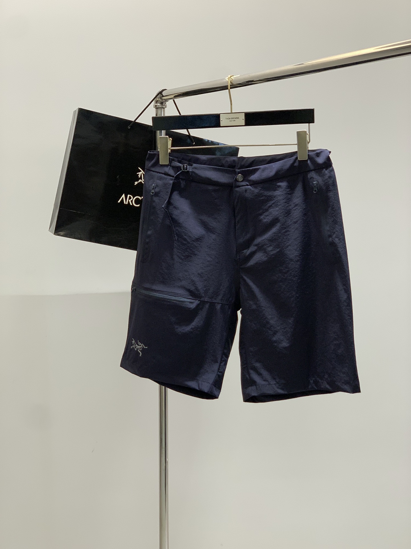 NO:424859,,ARCTERYX Archaeoptera bird, new summer products, fashionable and casual shorts, available at the same time for counters, original singles, imported original fabric, top-grade embroidery craft letter pattern logo, extremely high-end, calm and versatile, handsome and stylish on the upper body, 2 colors recommended, code number M-3XL, arc'teryx, shorts, alexander wang19860909,ARCTERYX 始祖鸟,夏季新品,时尚休闲短裤,专柜同步有售,原单狠货,采用进口原版面料,顶级刺绣工艺字母图案logo,档次极高,从容百搭,上身帅气有型,2色推荐,码数M-3XL,arc'teryx,shorts,alexander wang,Men's clothing