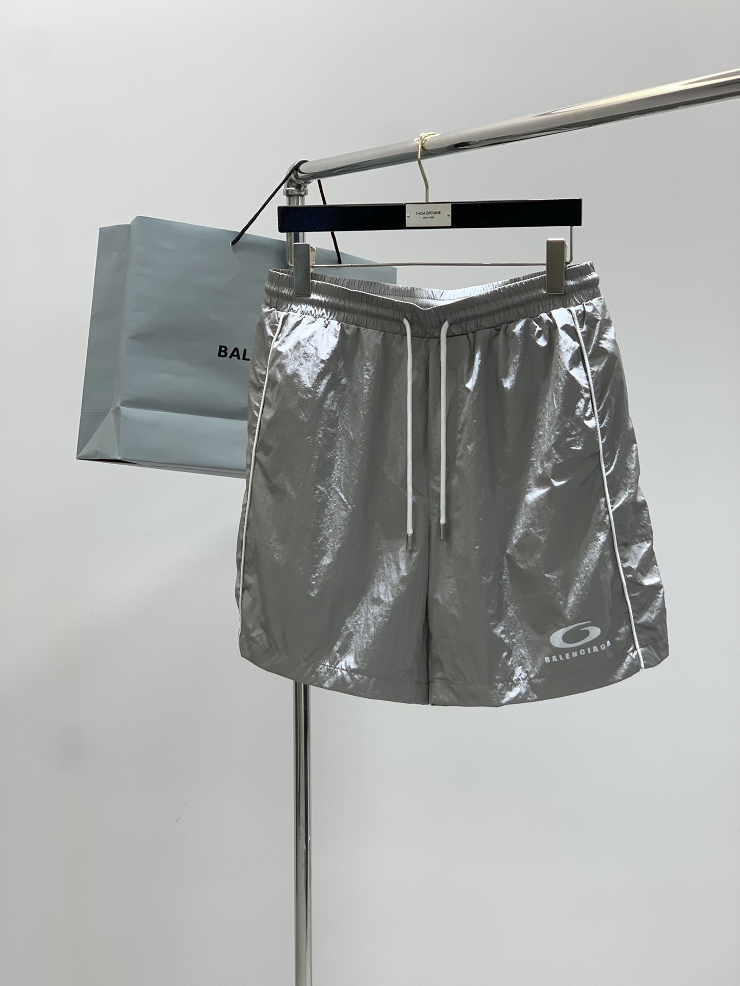 NO:433316,A set, Balenciaga, the latest spring and summer 2025 model, the counter is available at the same time, original singles, hot fashion casual set, imported original fabric, unique design, top-level printing craft letter pattern decoration logo, original hardware and auxiliary materials decoration, simple and fashionable, handsome upper body, complete three standards, S-2XL,,balenciaga,balenciaga,alexander wang19860909一套,Balenciaga 巴黎世家,2025春夏最新款,专柜同步有售,原单狠货,爆款时尚休闲套装,进口原版面料,独特设计,顶级印花工艺字母图案装饰logo,原版五金辅料装饰,简约时尚 ,上身帅气,三标齐全,码数S-2XL,,balenciaga,balenciaga,alexander wang,Men's clothing