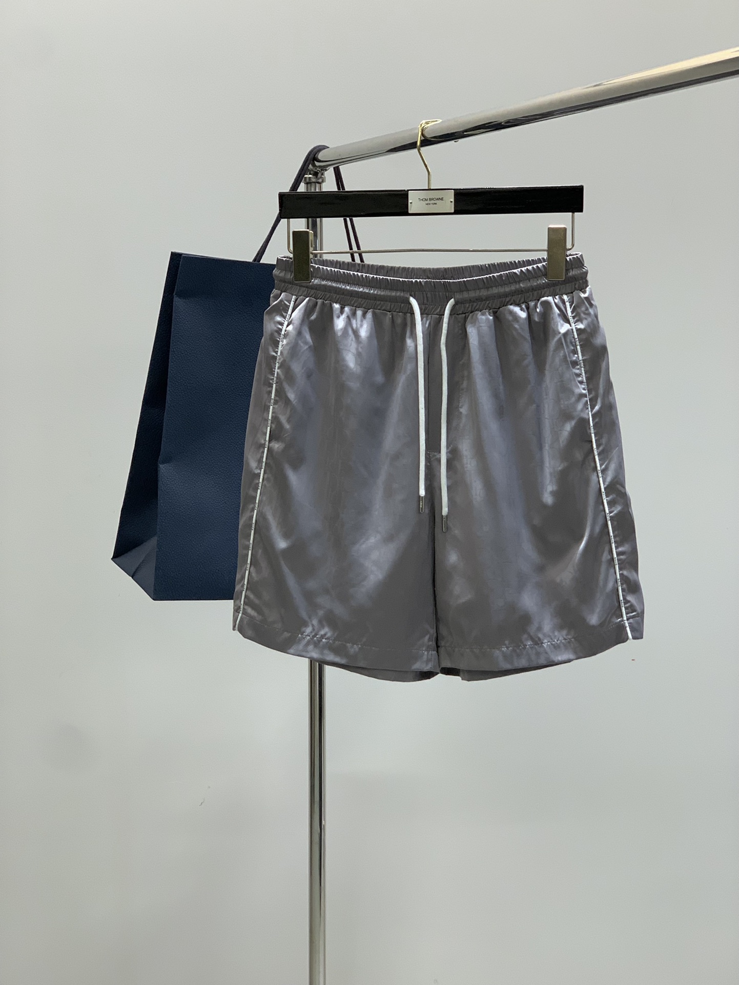 NO:433342,A set, Dior, 2025 spring and summer new products, available at the same time for counters, simple and fashionable casual set, original imported fabric, comfortable and breathable, top-level printing craft letter pattern logo, original hardware and auxiliary decoration, extremely high-end, unique design, fashionable and handsome on the upper body!  S-XXL, dior, dior, alexander wang19860909一套,Dior 迪奥, 2025春夏新品,专柜同步有售,简约时尚休闲套装,原版进口面料,舒适透气,顶级印花工艺字母图案logo,原版五金辅料装饰,档次极高,独特设计,上身时尚帅气！码数S-XXL,,dior,dior,alexander wang,Men's clothing