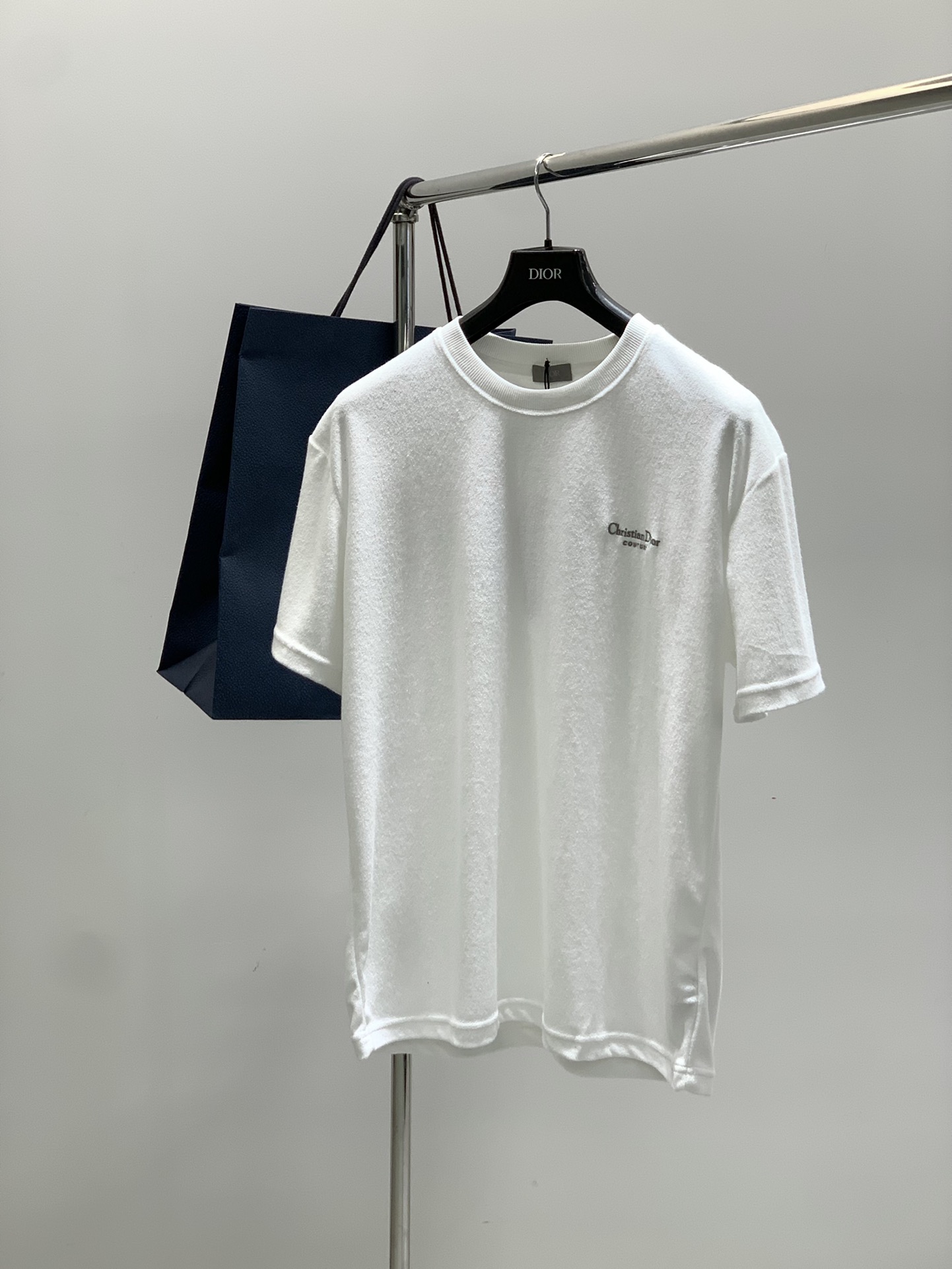 NO:433347,,Dior Dior, 2025 summer new product, available at the same time for counters, simple and fashionable casual round neck short-sleeved T-shirt, original imported fabric, comfortable and breathable, top-grade embroidery craft letter pattern logo, extremely high-end, unique design, fashionable and handsome on the upper body!  2 colors recommendation, code number S-XL, dior, dior, T-shirt, tees, t-shirt, alexander wang19860909,Dior 迪奥, 2025夏季新品,专柜同步有售,简约时尚休闲圆领短袖T恤,原版进口面料,舒适透气,顶级刺绣工艺字母图案logo,档次极高,独特设计,上身时尚帅气！2色推荐,码数S-XL,,dior,dior,T-shirt,tees，t-shirt,alexander wang,Men's clothing