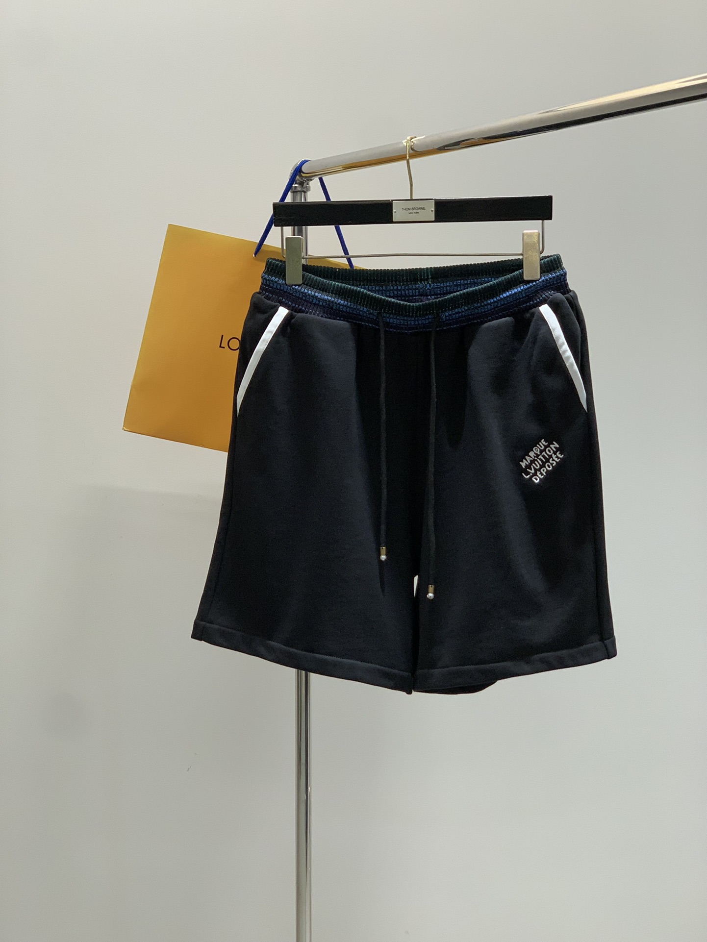 NO:433335,,LouisVuitton, the latest model in summer 2025, available at the counter at the same time, original singles, fashionable casual shorts, very distinctive on the upper body!  Eye-catching and highlighted, imported original fabric, top-level printing craft letter pattern decoration logo, original hardware and auxiliary materials decoration, simple but not lacking in fashion, classic and atmospheric, comfortable and breathable, handsome and stylish on the upper body, S-XL,, louis vuitton, louis vuitton, shorts, alexander wang19860909,LouisVuitton 路易威登,2025夏季最新款,专柜同步有售,原单狠货,时尚休闲短裤,上身很有特点！吸睛而有亮点,进口原版面料,顶级印花工艺字母图案装饰Logo,原版五金辅料装饰,简单而不失时尚,经典大气,舒适透气,上身帅气有型,码数S-XL,,louis vuitton,louis vuitton,shorts,alexander wang,Men's clothing