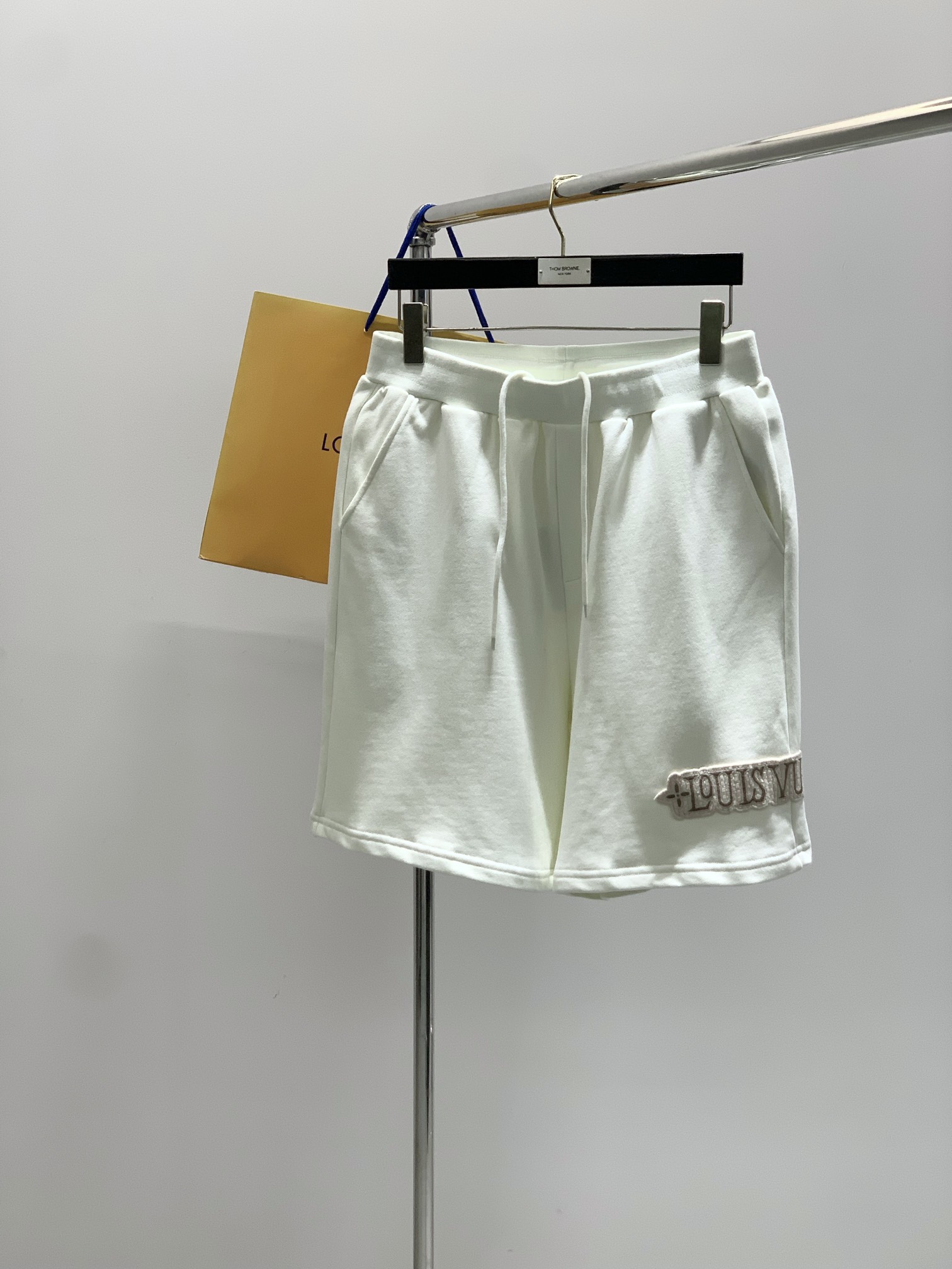 NO:433351,,LouisVuitton, the latest model in summer 2025, available at the counter at the same time, original singles, fashionable casual shorts, very distinctive on the upper body!  Eye-catching and highlighted, imported original fabric, top-level printing craft letter pattern decoration logo, original hardware and auxiliary materials decoration, simple but not lacking in fashion, classic and atmospheric, comfortable and breathable, handsome and stylish on the upper body, S-XL,, louis vuitton, louis vuitton, shorts, alexander wang19860909,LouisVuitton 路易威登,2025夏季最新款,专柜同步有售,原单狠货,时尚休闲短裤,上身很有特点！吸睛而有亮点,进口原版面料,顶级印花工艺字母图案装饰Logo,原版五金辅料装饰,简单而不失时尚,经典大气,舒适透气,上身帅气有型,码数S-XL,,louis vuitton,louis vuitton,shorts,alexander wang,Men's clothing