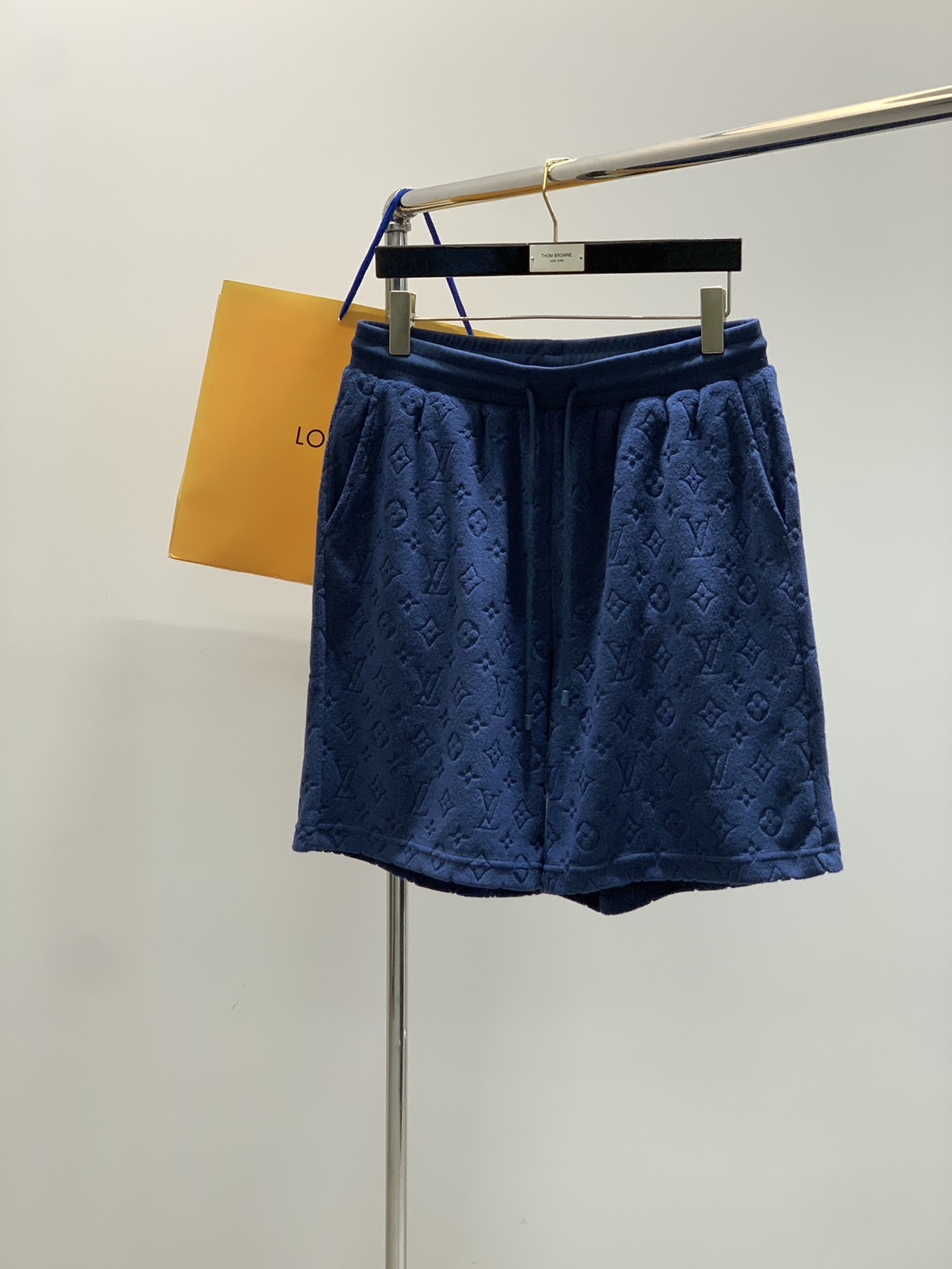 NO:433309,,LouisVuitton, the latest model in summer 2025, available at the counter at the same time, original singles, fashionable casual shorts, very distinctive on the upper body!  Eye-catching and highlighted, imported original fabric, top-level printing craft letter pattern decoration logo, original hardware and auxiliary materials decoration, simple but not lacking in fashion, classic and atmospheric, comfortable and breathable, handsome and stylish on the upper body, S-XL,, louis vuitton, louis vuitton, shorts, alexander wang19860909,LouisVuitton 路易威登,2025夏季最新款,专柜同步有售,原单狠货,时尚休闲短裤,上身很有特点！吸睛而有亮点,进口原版面料,顶级印花工艺字母图案装饰Logo,原版五金辅料装饰,简单而不失时尚,经典大气,舒适透气,上身帅气有型,码数S-XL,,louis vuitton,louis vuitton,shorts,alexander wang,Men's clothing