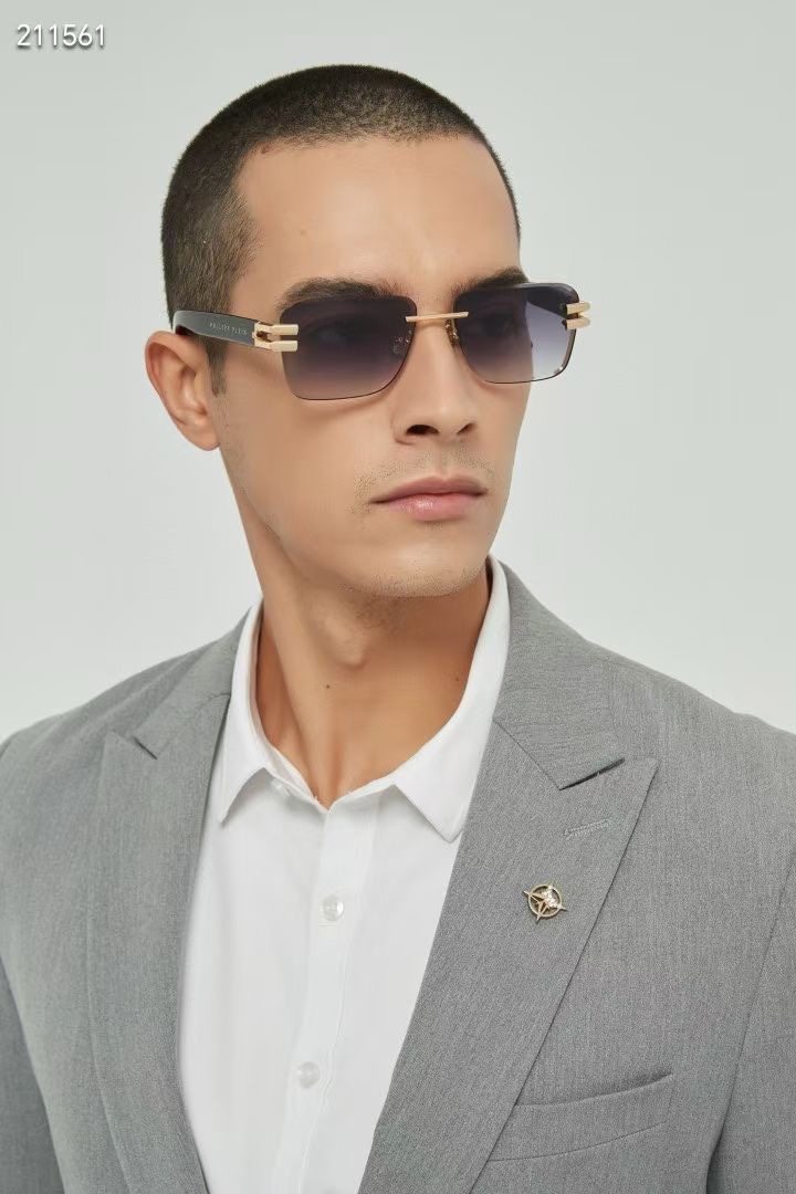  ‼️ 官网图 PHILIPP PLEI*配有 23KT 鍍金貴金屬零件。大方菱形正面形狀，金屬條上刻有