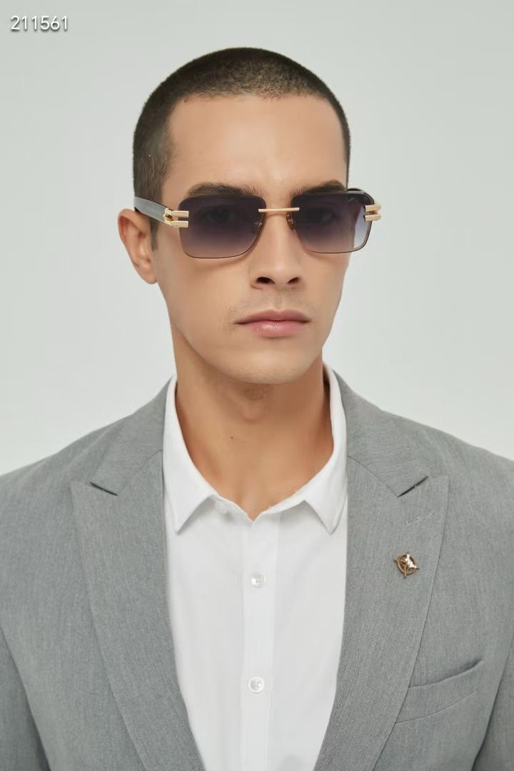  ‼️ 官网图 PHILIPP PLEI*配有 23KT 鍍金貴金屬零件。大方菱形正面形狀，金屬條上刻有