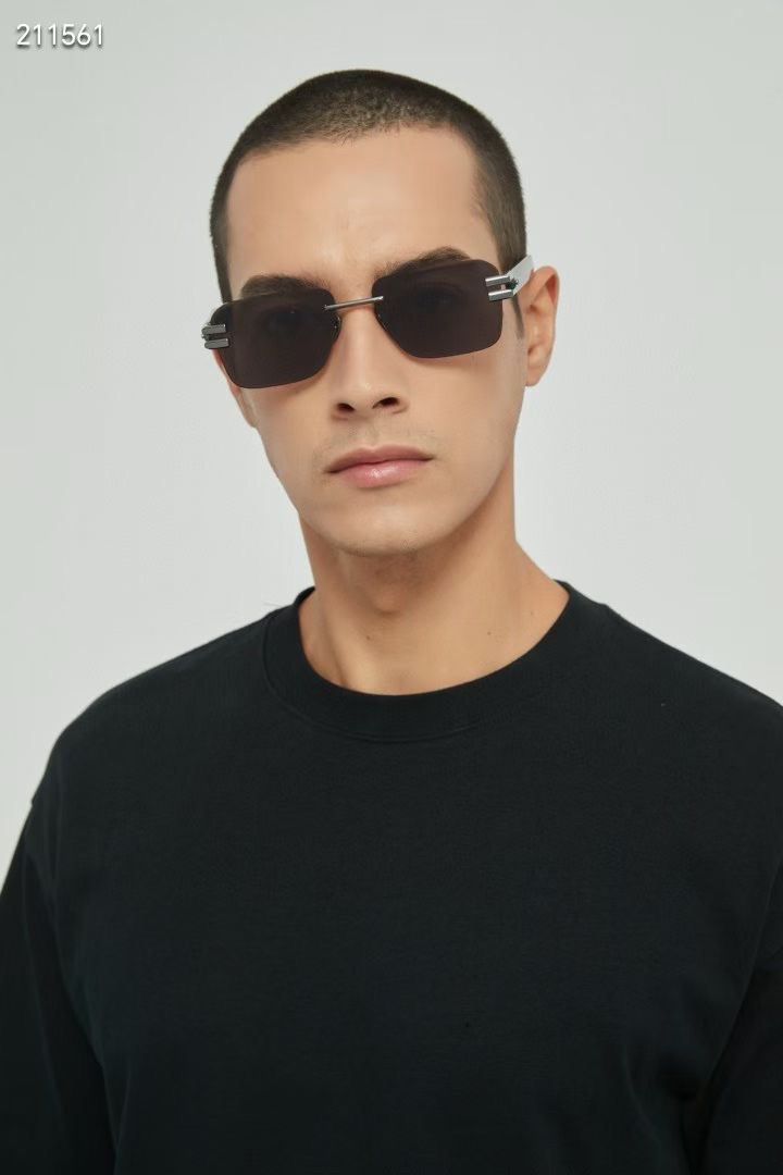  ‼️ 官网图 PHILIPP PLEI*配有 23KT 鍍金貴金屬零件。大方菱形正面形狀，金屬條上刻有