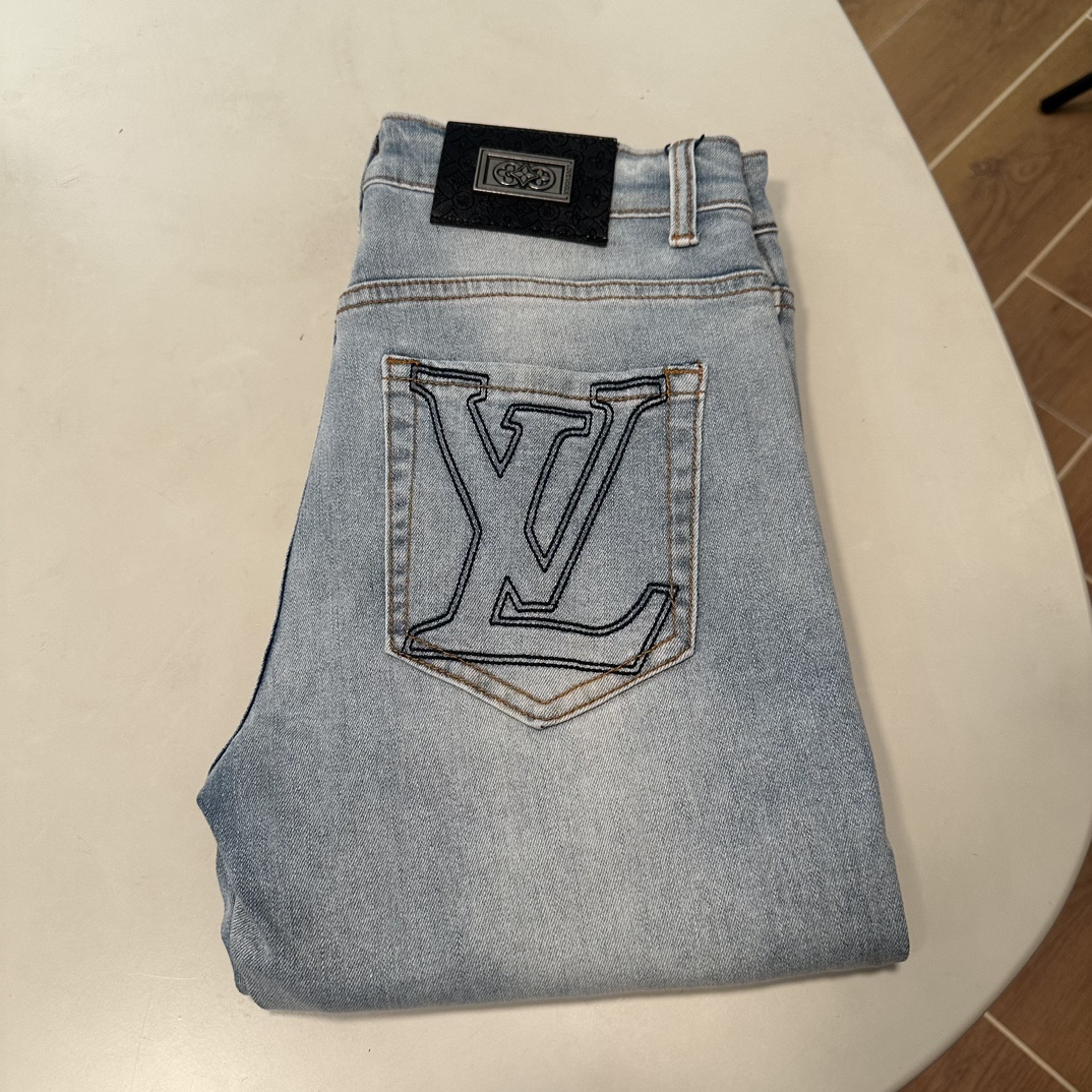 NO:457491,LV Louis Vuitton 2025 new model is available, original single hot jeans super customized model, original hardware, super heavy industry technology, excellent version, impeccable details!  The style is not picky, it is very high-end, and the good products are not waiting for everyone. Take a look at it and start quickly. Size 29-40, louis vuitton, louis vuitton, jeans, alexander wang19860909LV 路易威登 2025新款上市,原单爆款牛仔裤超级定制款,原版五金,超级重工工艺,版型超赞细节做工无可挑剔！款式不挑人,特别高档,好货不等人,看中赶紧下手,尺码29-40,,louis vuitton,louis vuitton,jeans,alexander wang,Men's clothing