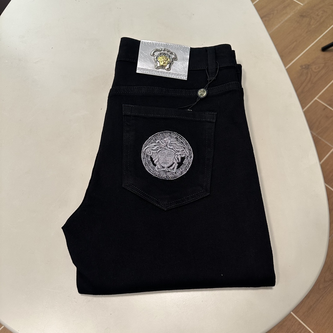 NO:457504,VS Versace 2025 new model is available, original single hot jeans super customized model, original hardware, super heavy industry technology, excellent version, impeccable details!  The style is not picky, it is very high-end, and the good products are not waiting for everyone. Take a look at it and start quickly. Size 29-40, versace, jeans, alexander wang19860909VS 范思哲 2025新款上市,原单爆款牛仔裤超级定制款,原版五金,超级重工工艺,版型超赞细节做工无可挑剔！款式不挑人,特别高档,好货不等人,看中赶紧下手,尺码29-40,,versace,jeans,alexander wang,Men's clothing