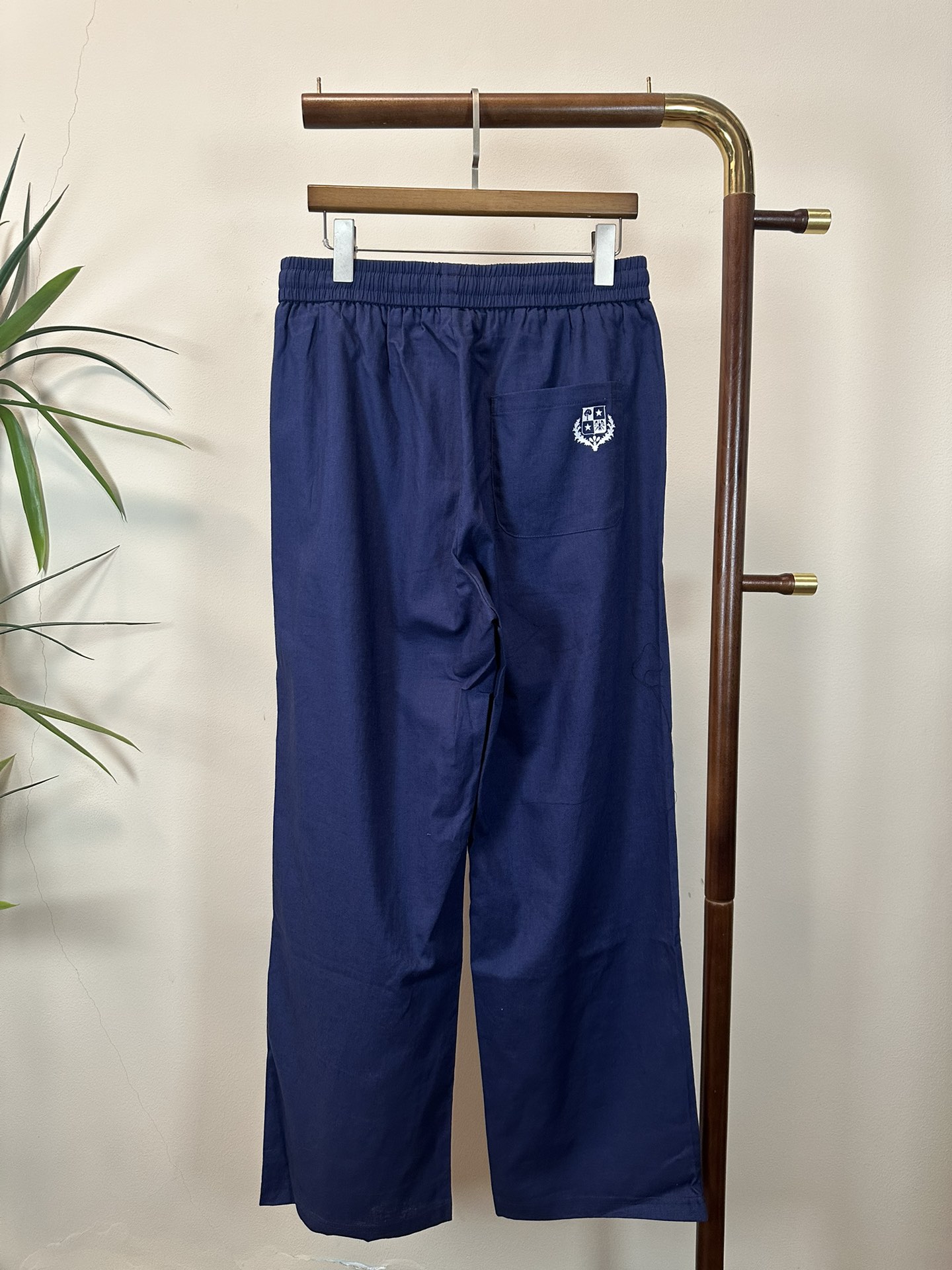 NO:457501,Lao Qian style 2025 summer new elastic strap casual pants, customized counter fabric, breathable and comfortable, impeccable details, brand element design concept, reflecting high quality. The feel is delicate and soft!  It is casually cut, with a great upper body style!  Number of codes 29-40, alexander wang19860909老钱风 2025夏季新款松紧带休闲裤,专柜定制面料 透气舒适度高,细节无可挑剔,品牌元素设计理念,体现高品质.手感细腻柔软！呈现休闲裁剪,上身版型超赞！ 码数29-40,,alexander wang,Men's clothing