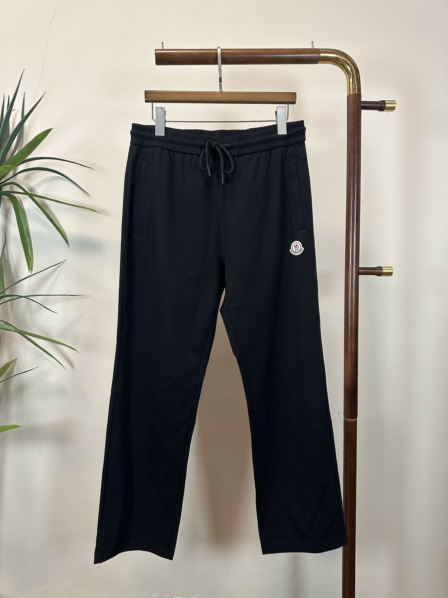 NO:457499,The new 2025 summer elastic strap casual pants, customized counter fabric, breathable and comfortable, impeccable details, brand element design concept, reflecting high quality. The feel is delicate and soft!  It is casually cut, with a great upper body style!  Number of codes 29-40, Moncler, alexander wang19860909蒙口 2025夏季新款松紧带休闲裤,专柜定制面料 透气舒适度高,细节无可挑剔,品牌元素设计理念,体现高品质.手感细腻柔软！呈现休闲裁剪,上身版型超赞！ 码数29-40,,Moncler,alexander wang,Men's clothing