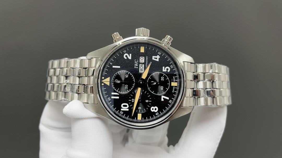 IWC IWC 万国 精彩细节:1 开模 分段式小头粒 2 扣子对版 可伸缩 3