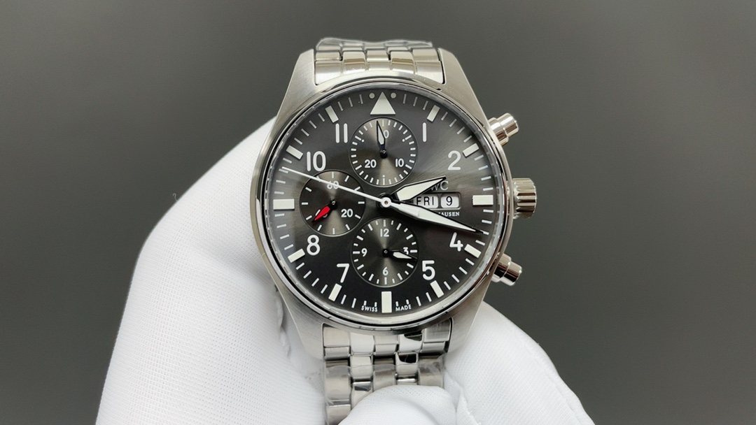 NO:339649,The answer is the IWC IW377701 steel belt model of the IW377701 is on the market, with exciting details: 1. The original mold is opened, one to one replica of segmented small head particles 2. The button is paired with retractable 3. The strap section can be quickly removed, there are no screws on the side of the strap and any hairpin holes, just like the genuine one. 4. The watch is made of rose high-tech gold-plated, mature workmanship, clear and three-dimensional, harmonious colors, and very versatile. 5. Compared with the previous pilots, the new timepiece has been upgraded to a size of 43m, which is more in line with the gold size of modern men's watches!  6. The dial design continues the pilot's classic cockpit instrument panel style. The combination of green and red gold makes the watch look new and luxurious. 7. The new transparent bottom design adopts the Dandong-modified cal.79320 automatic winding mechanical movement. After the chain is fully loaded, it can provide the watch with a 72-hour power reserve. 8. The double-layer light blue anti-vertigo coating can be read clearly. It continues the classic appearance of the previous work, with a simple design. The core is precise and the masterpiece is ingenious. Welcome to taste, iwc, gold, gold plating, hairpins19860909谜底 IWC 万国飞行员系列IW377701钢带款强势登场,精彩细节:1.原版开模 一比一复刻分段式小头粒 2.扣子对版 可伸缩 3.表带带节可快拆, 表带侧面没有螺丝跟任何发夹孔 跟正品一样 4.腕表采用玫高科技镀金,做工成熟,线条清晰而富有立体感,颜色搭配和谐,非常百搭. 5.与之前的飞行员相比,新款时计尺寸升级到43m尺寸,更加符合现代男表的黄金尺寸！ 6.表盘设计延续飞行员经典的驾驶舱仪表盘风格 绿色与红金搭配使腕表焕然一新 尽显奢华 7.全新透底设计采用丹东改cal.79320型自动上链机械机芯,上满链后能为腕表提供72小时动力储存. 8.双层浅蓝色防眩晕镀膜更能清楚的读时,延续的前作的经典外观,设计至简 内核精密 匠心巨作 欢迎品鉴,,iwc,gold,gold plating,hairpins,Watch