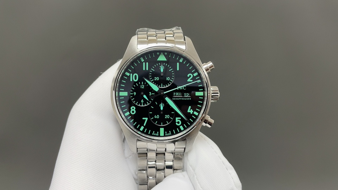 NO:393189,IWC IW377701 steel belt model is on the market with great strength, with exciting details: 1. The original mold is opened, one to one replica of segmented small head particles 2. The button is paired with retractable 3. The strap section can be quickly removed, there are no screws on the side of the strap and any hairpin holes, just like the genuine one. 4. The watch is made of rose high-tech gold-plated, mature workmanship, clear and three-dimensional, harmonious colors, and very versatile. 5. Compared with the previous pilots, the new timepiece has been upgraded to 43m, which is more in line with the gold size of modern men's watches!  6. The dial design continues the pilot's classic cockpit instrument panel style. The combination of green and red gold makes the watch look new and luxurious. 7. The new transparent bottom design adopts the Dandong-modified cal.79320 automatic winding mechanical movement. After the chain is fully loaded, it can provide the watch with a 72-hour power reserve. 8. The double-layer light blue anti-vertigo coating can be read clearly. It continues the classic appearance of the previous work, with a simple design. The core is precise and the masterpiece is ingenious. Welcome to taste, iwc, gold, gold plating, hairpins19860909IWC 万国飞行员系列IW377701钢带款强势登场,精彩细节:1.原版开模 一比一复刻分段式小头粒 2.扣子对版 可伸缩 3.表带带节可快拆, 表带侧面没有螺丝跟任何发夹孔 跟正品一样 4.腕表采用玫高科技镀金,做工成熟,线条清晰而富有立体感,颜色搭配和谐,非常百搭. 5.与之前的飞行员相比,新款时计尺寸升级到43m尺寸,更加符合现代男表的黄金尺寸！ 6.表盘设计延续飞行员经典的驾驶舱仪表盘风格 绿色与红金搭配使腕表焕然一新 尽显奢华 7.全新透底设计采用丹东改cal.79320型自动上链机械机芯,上满链后能为腕表提供72小时动力储存. 8.双层浅蓝色防眩晕镀膜更能清楚的读时,延续的前作的经典外观,设计至简 内核精密 匠心巨作 欢迎品鉴,,iwc,gold,gold plating,hairpins,Watch