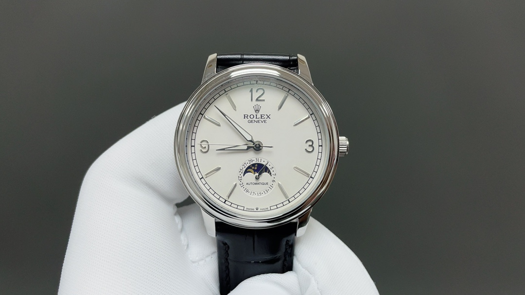 NO:393192,The latest recommended model of the latest version of the Rolex Taiwan factory's latest masterpiece, the Rolex Celini Moon Phase Series. Men's watch is simple and atmospheric. [Victory] equipped with precise Swiss ETA2824-2 movement (6-character real calendar and 24-hour sun, moon and star function) 40mm diameter, 316 stainless steel case, wear-resistant and scratch-resistant sapphire glass, original quality pin buckle, super waterproof function, and paired with Italian cowhide to make the wrist fit and comfortable!  Rolex produced by TW factory fully reflects the purest tradition of the high-end watchmaking industry!  Suitable for all kinds of business occasions, simple, refined and elegant, rolex, cowhide19860909劳力士台湾厂最新力作市场最高版本最新推荐款,劳力士切利尼月相系列.男士腕表简单不失大气[胜利]搭载精准瑞士ETA2824-2机芯（6字位真日历与24小时日月星辰功能）40mm表径,316精钢表壳,耐磨抗刮蓝宝石玻璃,原装品质针扣,具备超强防水功能,搭配意大利牛皮让手腕更贴合舒适！TW工厂出品的劳力士充分体现了高级制表业最纯粹的传统！适合各种商务场合,简敛精致不失优雅,,rolex,cowhide,Watch