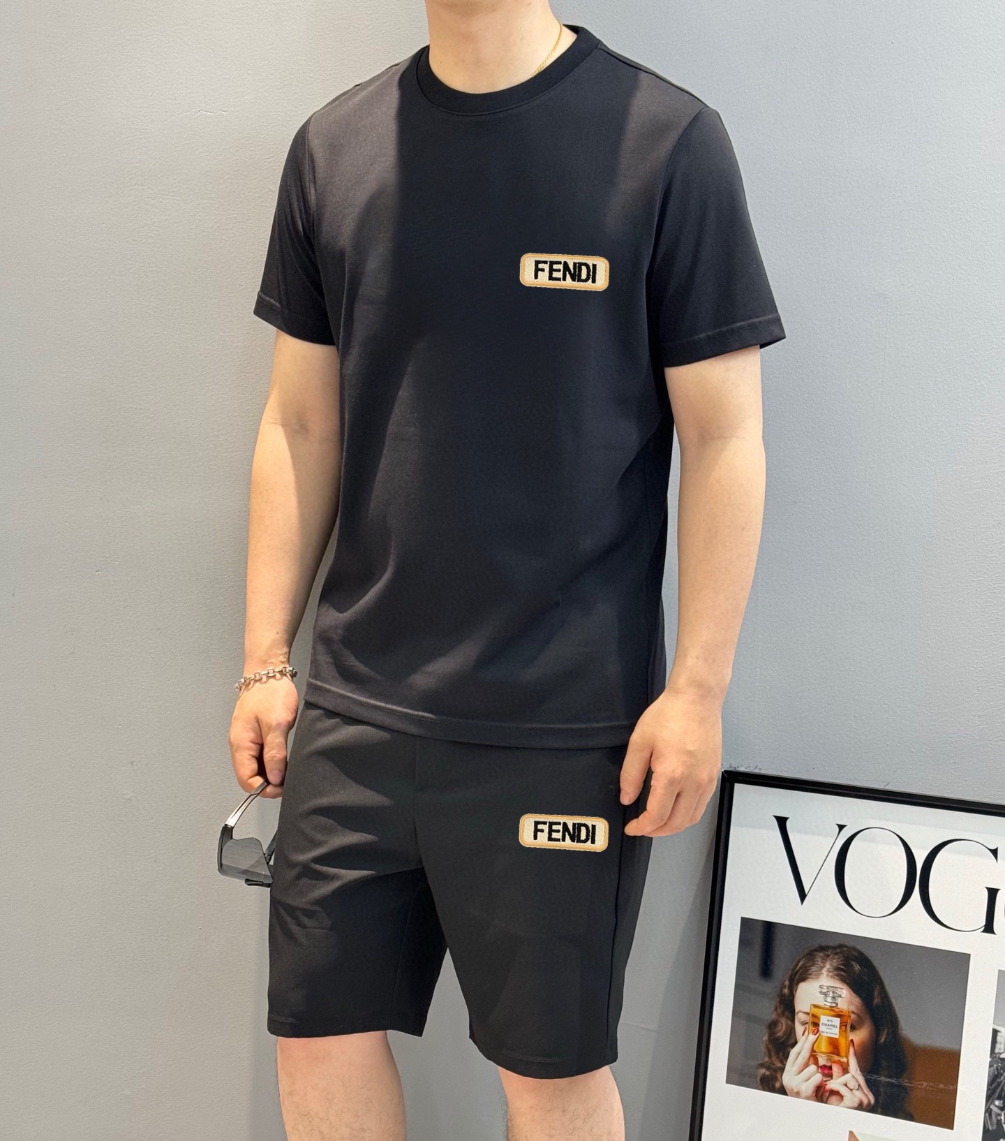 Fendi 品牌【FENDI 芬迪】 2025新款男士短袖短裤套装 销售 市面高端版本 手感细腻柔软 让你穿着更加舒适 立体裁剪版型超赞 尺码:M-5XL下单请报身高体重