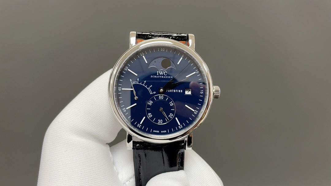 NO:393198,TWA's new product has the peak appearance. The most dazzling star under IWC, the expert on the Moon Phase of the World.  The new IW516409 transparent bottom watch. [Case] ​​316L stainless steel case, polished and very rounded. The small second hand disc is located at 6 o'clock with a dial-stop second function, equipped with solid bar markings and Roman numerals, add kinetic energy decoration at 9 o'clock, and ORTOFINO (BettoFINO in English) and an accurate distance calendar window at 3 o'clock, which is symmetrical with the arc kinetic energy decoration. The 12-digit moon phase position is consistent with the original. We can notice that the calendar window of this watch is located at the most edge of the dial, and the calendar font is the same as the original. Willow-shaped hands indicate hours and minutes respectively, and double-sided anti-reflective arched sapphire coated mirror [String] Italian Calfskin [Movement] independently developed an automatic winding mechanical movement. The movement is stable and the time is accurate.  IWC's most dazzling transparent watch. It is suitable for all kinds of business occasions, simple, refined and elegant!  Welcome all watchers to appreciate, iwc, cowhide19860909TWA新品颜值巅峰 IWC旗下最耀眼的明星,万国长动能月相专家. 全新的柏涛菲诺系列IW516409透底腕表.【表壳】316L精钢表壳,打磨抛光非常圆润.小秒针盘位于6点钟位置附拨针停秒功能,配有实心条钉刻度和罗马数字,9点位增添动能装饰,3点位写有ORTOFINO（柏涛菲诺英文）和准确距离日历窗,与弧形的动能装饰对称.12位配搭月相位置跟原版一致.我们可以注意到,这只手表的日历窗位于表盘最边缘,而且日历字体同原版一致.柳叶形指针分别指示小时和分钟,双面防反光拱形蓝宝石镀膜镜面【表带】意大利小牛皮【机芯】自主研制自动上链机械机芯,机芯稳定,走时准. IWC旗下最耀眼的透底腕表.适合各种商务场合,简敛精致不失优雅！欢迎各路表友品鉴,,iwc,cowhide,Watch