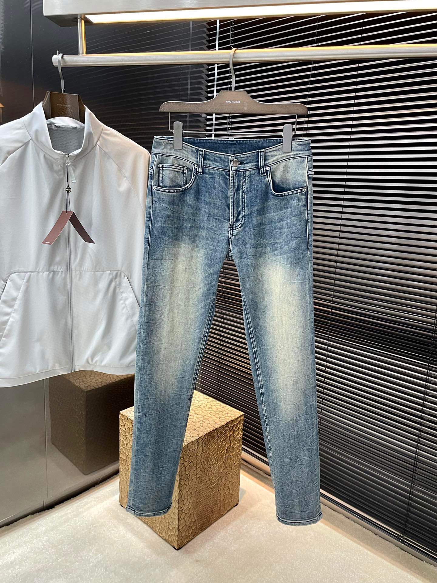 NO:424470,P AMIRI new spring and summer jeans imported from Italian haute couture denim fabrics Fashion and casual Regular style Micro-stretch fabrics The fabric is comfortable and soft, breaking through the feel of conventional denim fabrics, not stuffy, and excellent comfort. It is free and versatile. It is washed for a long time and does not deform. The upper body effect is excellent. The elegant and elegant tailoring, the design is constantly innovating, but it always maintains noble and elegant style and taste. The charm of fashion. The small straight line of the fitting is fashionable. The counter number is 29-38 (37), amiri, jeans, alexander wang19860909P  AMIRI（阿米里）春夏季新款牛仔裤 进口意大利高定牛仔面料 时尚休闲 常规版型 微弹力面料 面料舒适柔软,突破常规牛仔的面料手感,不闷热,舒适感极佳.随意百搭 久洗不变形 上身效果极佳.大方优雅的剪裁,设计不断创新却始终保持着高贵优雅的风格和品位 演绎时尚魅惑 版型小直筒 时尚佳品 专柜码数 29-38（37）,,amiri,jeans,alexander wang,Men's clothing