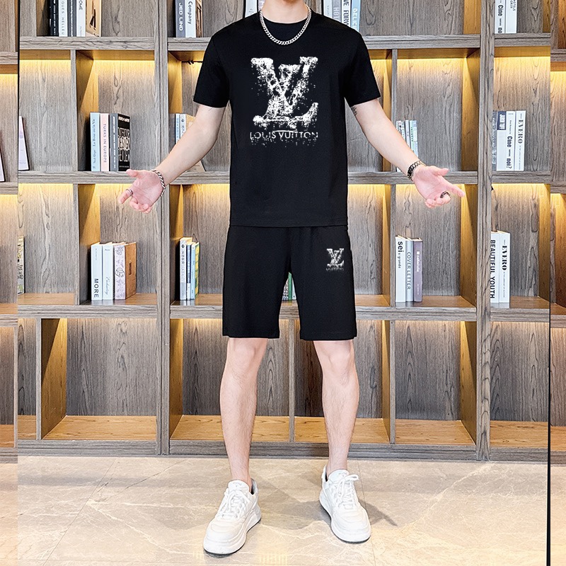 Louis Vuitton 品牌【LV路易威登】 2025新款男士短袖短裤套装 销售 市面高端版本 手感细腻柔软 让你穿着更加舒适 立体裁剪版型超赞 尺码:M-5XL下单请报身高体重