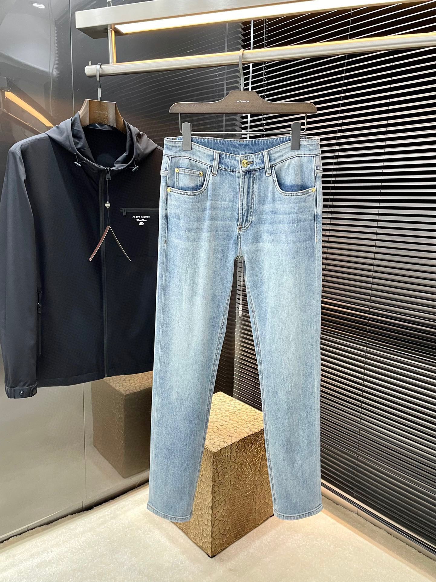 NO:424479,P Balenciaga- (Balenciaga) new spring and summer jeans imported from Italian haute couture denim fabrics Fashion and casual Regular style Micro-stretch fabrics The fabric is comfortable and soft, breaking through the feel of conventional denim fabrics, not stuffy, and excellent comfort. It is free and versatile. It is washed for a long time and does not deform. The upper body effect is excellent. The elegant and elegant tailoring is constantly innovating, but it always maintains noble and elegant style and taste. The charm of fashion. The small straight line of the style is fashionable. The counter number is 29-38 (37),,balenciaga,balenciaga,jeans,alexander wang19860909P  Balenciaga-（巴黎世家）春夏季新款牛仔裤 进口意大利高定牛仔面料 时尚休闲 常规版型 微弹力面料 面料舒适柔软,突破常规牛仔的面料手感,不闷热,舒适感极佳.随意百搭 久洗不变形 上身效果极佳.大方优雅的剪裁,设计不断创新却始终保持着高贵优雅的风格和品位 演绎时尚魅惑 版型小直筒 时尚佳品 专柜码数 29-38（37）,,balenciaga,balenciaga,jeans,alexander wang,Men's clothing