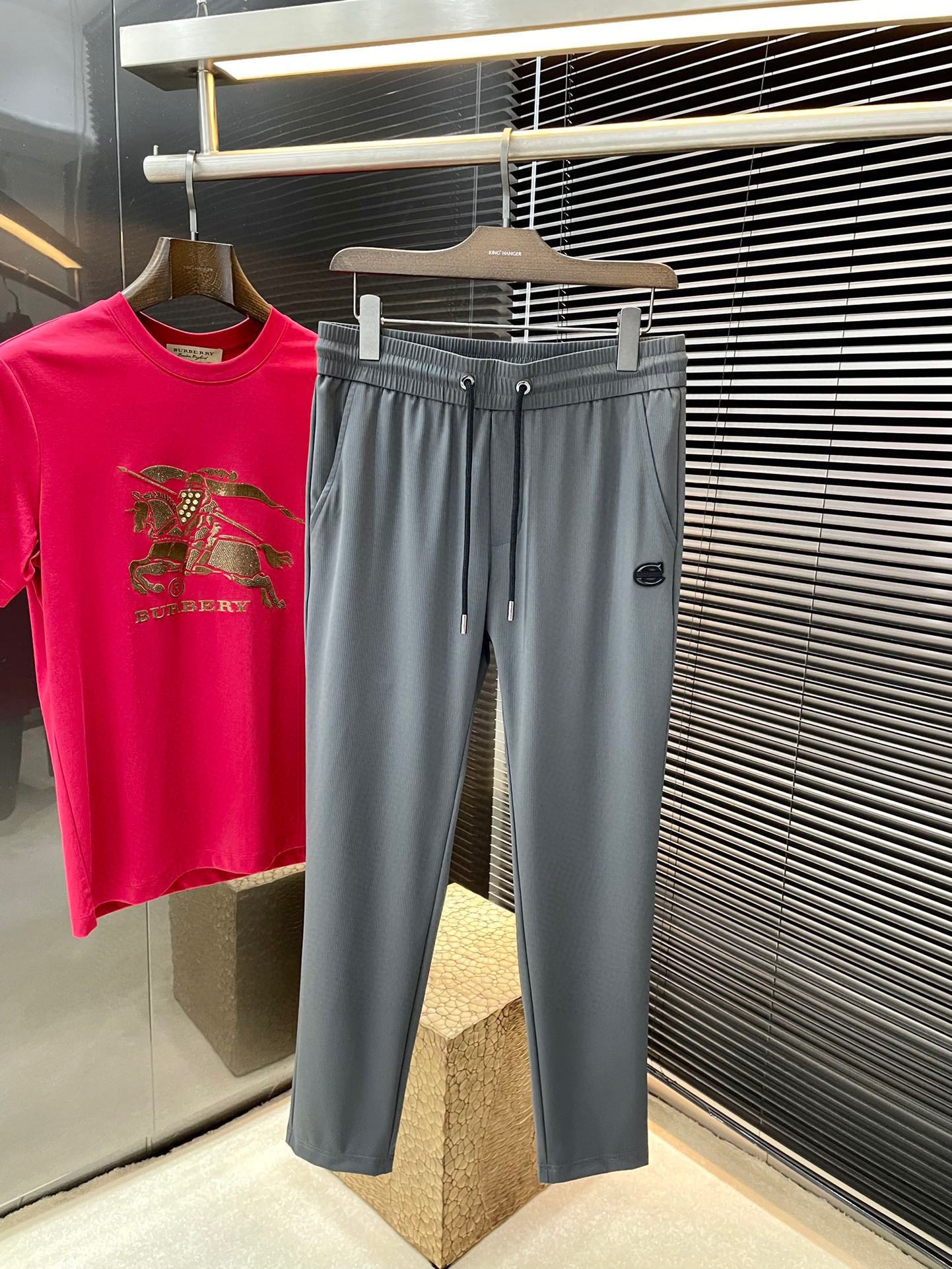 NO:424489,P Cavalli- (Cavalli) new spring style, the latest casual pants. The original pants are casual and versatile, casual and lazy, customized original Jinmin vertical striped fabric, full of comfort. High-end and atmospheric, does the flavor of spring have? The first choice. Number of 29-38 (37) purchasing level...,,alexander wang19860909P  Cavalli-（卡瓦利）春季新款,最新休闲裤.原版裤型上身休闲百搭、随性慵懒范,定制原版锦氨竖条纹面料,舒适感爆棚.高端大气,春天的味道有没有,首选 .码数 29-38（37）代购级别……,,alexander wang,Men's clothing