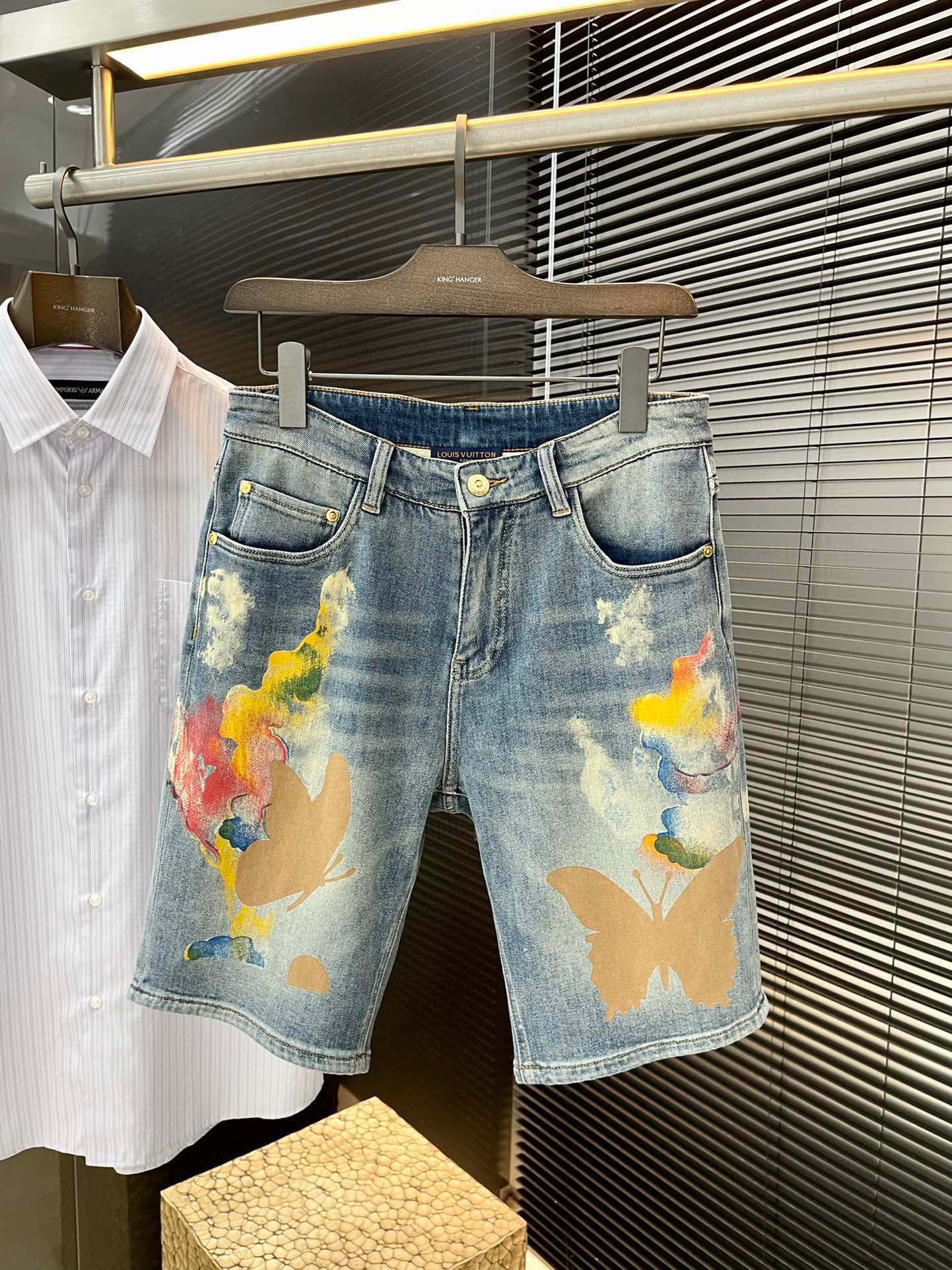 NO:424423,P LOUIS VUITTON (Louis Vuitton) new denim shorts imported denim cotton denim fabric, beautiful color, fashionable and casual casual style, micro-stretch fabric, casual and versatile, long-term washing, no deformation, excellent upper body effect. The elegant and elegant tailoring, constantly innovative design, always maintains noble and elegant style and taste, interpreting fashion charm, fashion products, counter code number 29-38,,louis vuitton,louis vuitton, shorts,alexander wang19860909P  LOUIS VUITTON（路易威登）新款牛仔短裤 进口丹宁纯棉牛仔面料 色泽靓丽,时尚休闲 休闲版型 微弹力面料 随意百搭 久洗不变形 上身效果极佳.大方优雅的剪裁,设计不断创新却始终保持着高贵优雅的风格和品位 演绎时尚魅惑 时尚佳品 专柜码数 29-38,,louis vuitton,louis vuitton,shorts,alexander wang,Men's clothing