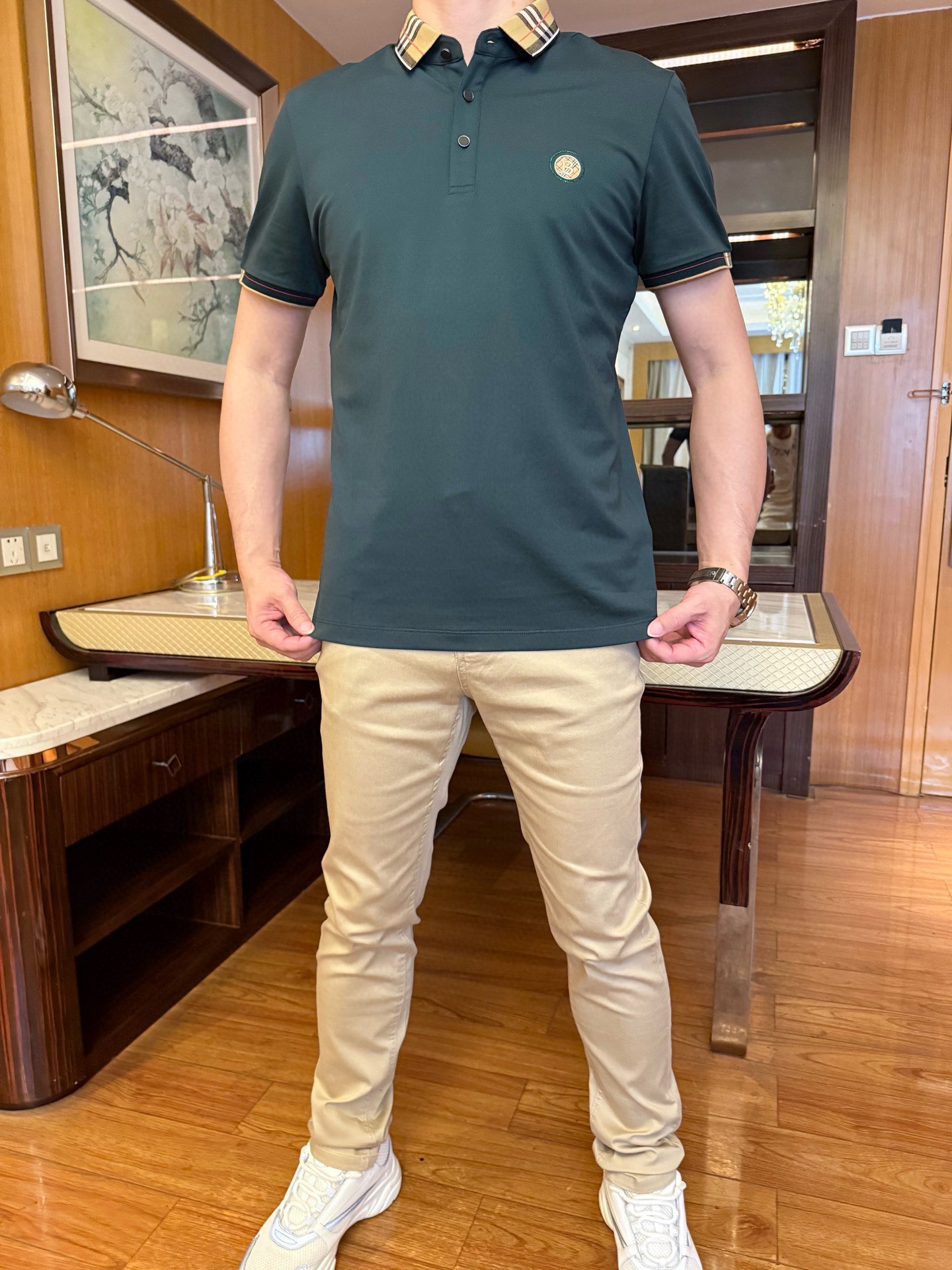 NO:423768,Burberry-2025 counter latest hot-selling Polo, hot-selling items in European and American counters!  Selected Italian imported mercerized cotton fabrics with simple and elegant designs, exquisite large B logo on the chest and contrasting threads on the collar cuffs to show off your taste. Business and casual boutique. Number 48-56 (model 173/130 wears 48, with Hong Kong Lane Crawford gift box packaging), burberry, alexander wang19860909巴宝莉-2025专柜最新爆款Polo出货 欧美专柜热销单品！精选意大利进口丝光精棉面料搭配简约大方的设计,胸前的精致大B标志和领子袖口的撞色螺纹彰显品味 商务休闲精品.码数48-56（模特173/130穿48、配香港连卡佛礼盒包装）,,burberry,alexander wang,Men's clothing