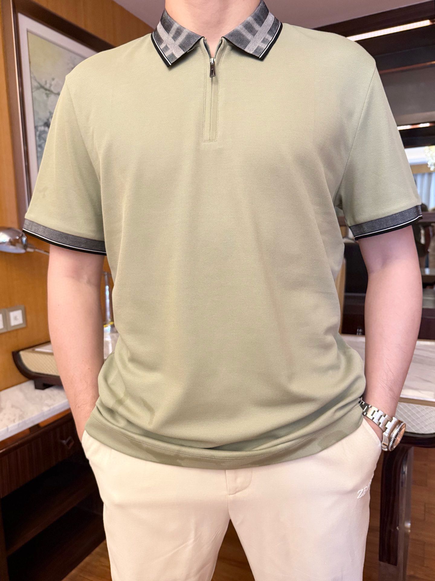 NO:423778,Burberry-2025 latest hot Polo, hot-selling items in Europe and the United States!  Selected Italian imported mercerated cotton fabrics with the latest design, color-blocked plaid neckline shows elegance, and the upper body effect is needless to say. Size: 48-56 (model 173/130 wears 48 sizes, with Hong Kong Lane Crawford gift box packaging), burberry, alexander wang19860909巴宝莉-2025最新爆款Polo出货 欧美热销单品！精选意大利进口丝光棉面料搭配最新的设计,拼色格纹领口彰显雅致 上身效果不用多说.尺码:48-56（模特173/130穿48码,配香港连卡佛礼盒包装）,,burberry,alexander wang,Men's clothing