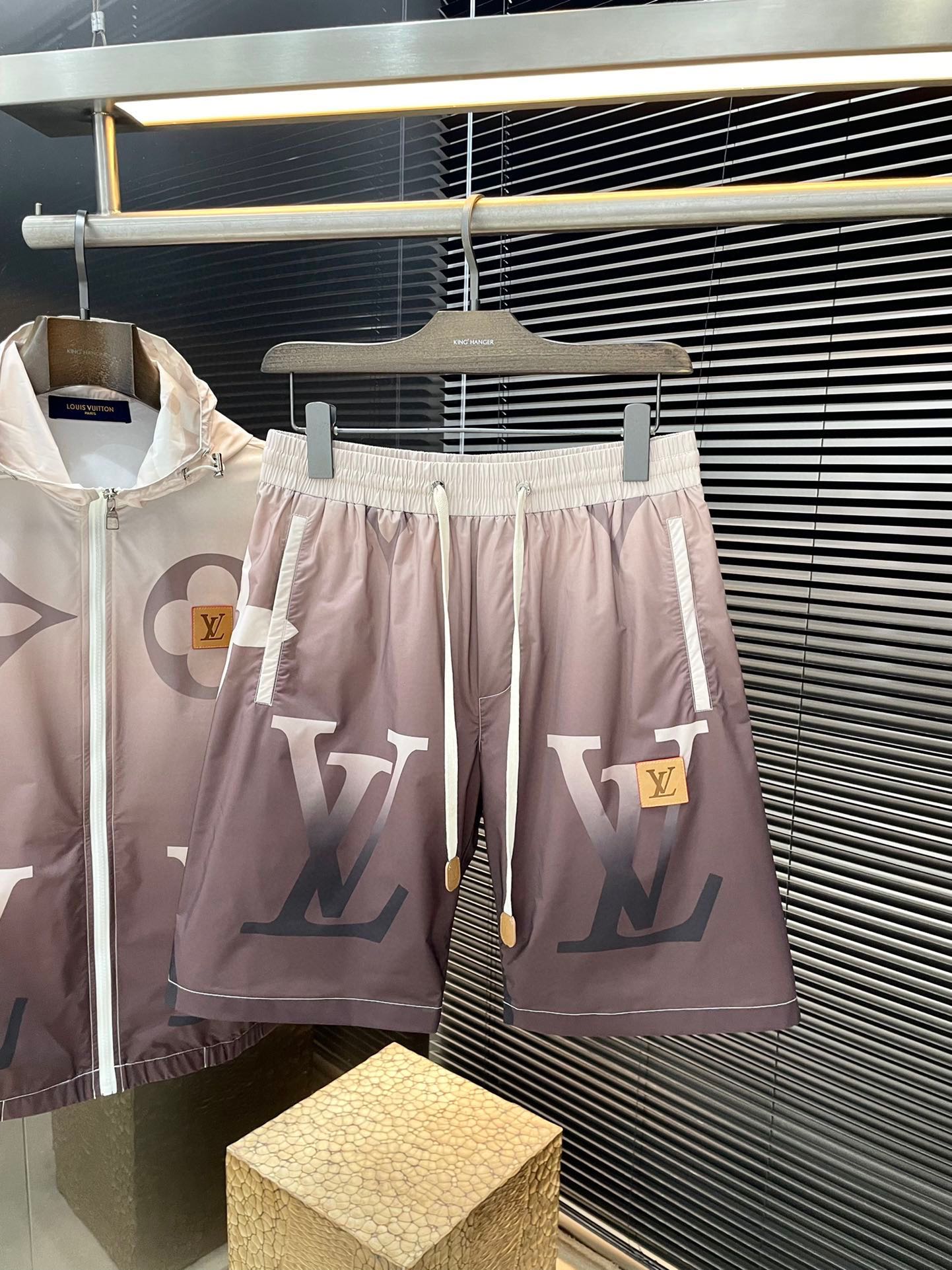 NO:424440,P LOUIS VUIT (Louis) new spring and summer style, the latest casual shorts. The original pants are casual and versatile, casual and lazy, high-end custom imported polyester fiber fabric, customized craftsmanship, and full of comfort. High-end and atmospheric, does the summer taste have? First choice. Code number M1 XXXL purchasing level...,,louis vuitton,louis vuitton, shorts,alexander wang19860909P  LOUIS VUIT（路易）春夏季新款,最新休闲短裤.原版裤型上身休闲百搭、随性慵懒范,高级定制进口聚脂纤维面料,订制工艺 舒适感爆棚.高端大气,夏天的味道有没有,首选 .码数 M一XXXL代购级别……,,louis vuitton,louis vuitton,shorts,alexander wang,Men's clothing