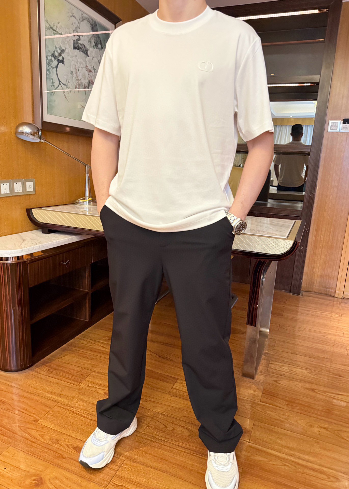 NO:423819,Dior-2025 new round neck base with T-shirt, three-dimensional half-sleeved liquid ammonia cotton base, original Pima liquid ammonia cotton pure cotton fabric, soft and tough. Process processing, toughness and wrinkle resistance have been greatly improved. The tailoring is very good and the recognition is very high. A must-have item for single-wearing base. Code number M-3XL (model 173/130 wear M, with Hong Kong Lane Crawford gift box packaging), dior,tees, t-shirt, alexander wang19860909迪奥-2025新品圆领打底外穿T恤,立体感半袖液氨棉打底,原版匹马液氨棉纯棉面料,柔而有韧性.工艺处理,韧性和抗皱性能得到大幅度提高.剪裁很到位,辨识度极高.单穿打底必备单品.码数M-3XL(模特173/130穿M,配香港连卡佛礼盒包装),,dior,tees，t-shirt,alexander wang,Men's clothing