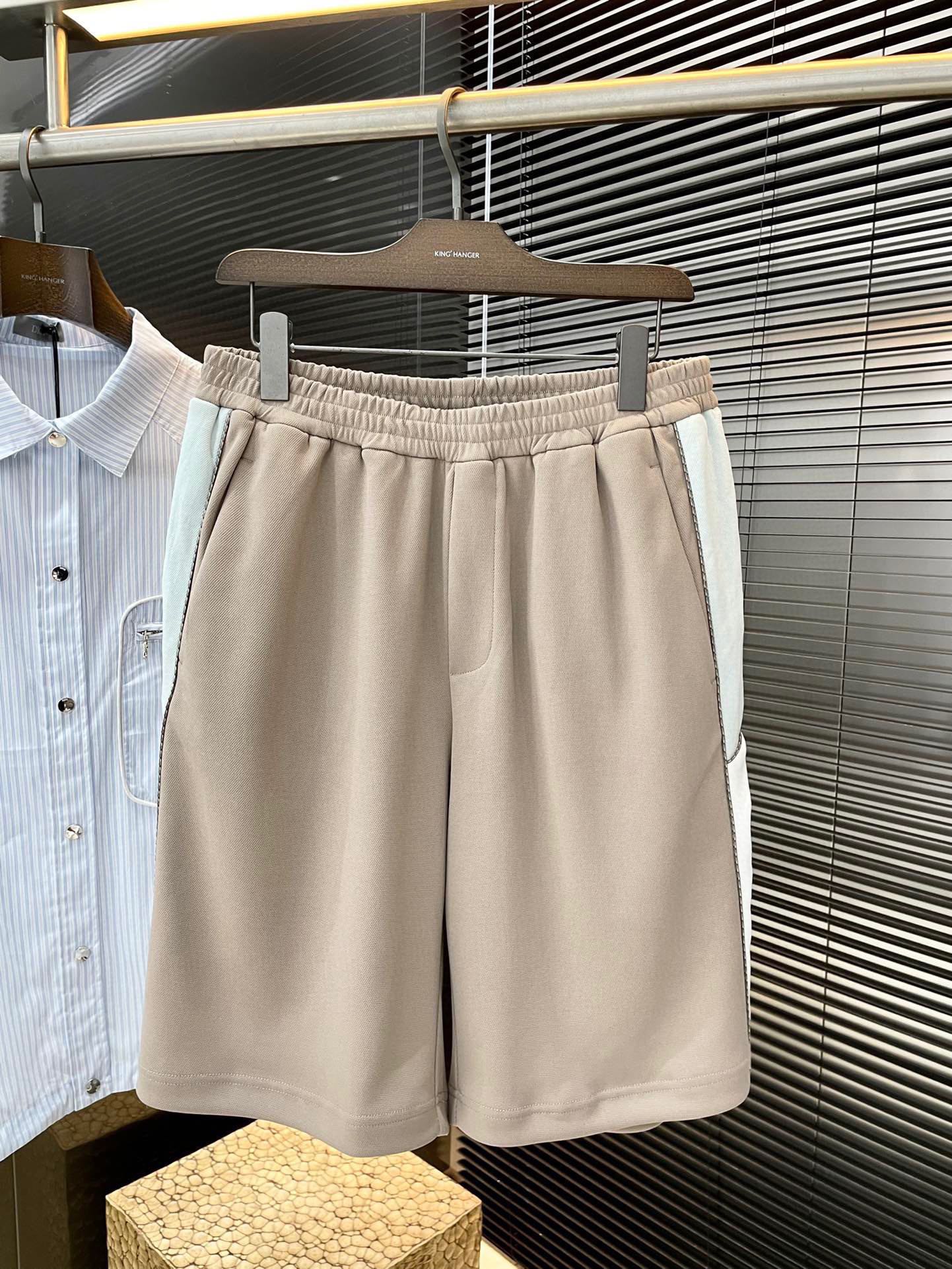 NO:424449,P Dior-New Sports Shorts This sports shorts are a classic item in the summer wardrobe. They are carefully crafted in gray-blend jersey fabric, casually tailored and comfortable stretch waist. The sides are decorated with contrasting Di Italic logo bar pattern embroidered on both sides. The casual long design can be easily matched with the matching sports jacket. The sides are decorated with contrasting Di ltalic bar pattern elastic waist side edged edge pocket back and uncovered dark bag 71 polyester, 29 cotton made in Italy Two colors available High quality S—XL, dior, dior, shorts, jackets & coats, alexander wang19860909P  Dior-（迪奥）新款运动短裤这款运动短裤是夏日衣橱里的经典单品.采用灰色混纺平纹针织面料精心制作,休闲剪裁,搭配舒适的弹力腰头.两侧饰以对比鲜明的Di Italic标志条形图案刺绣.休闲的长款设计,可与配套的运动夹克轻松搭配.两侧饰以对比鲜明的Di ltalic条形图案弹力腰头侧面贴边口袋后侧无盖暗袋 71聚酯纤维,29棉意大利制造 两色可选 高品质 尺码 S—XL,,dior,dior,shorts,jackets & coats,alexander wang,Men's clothing