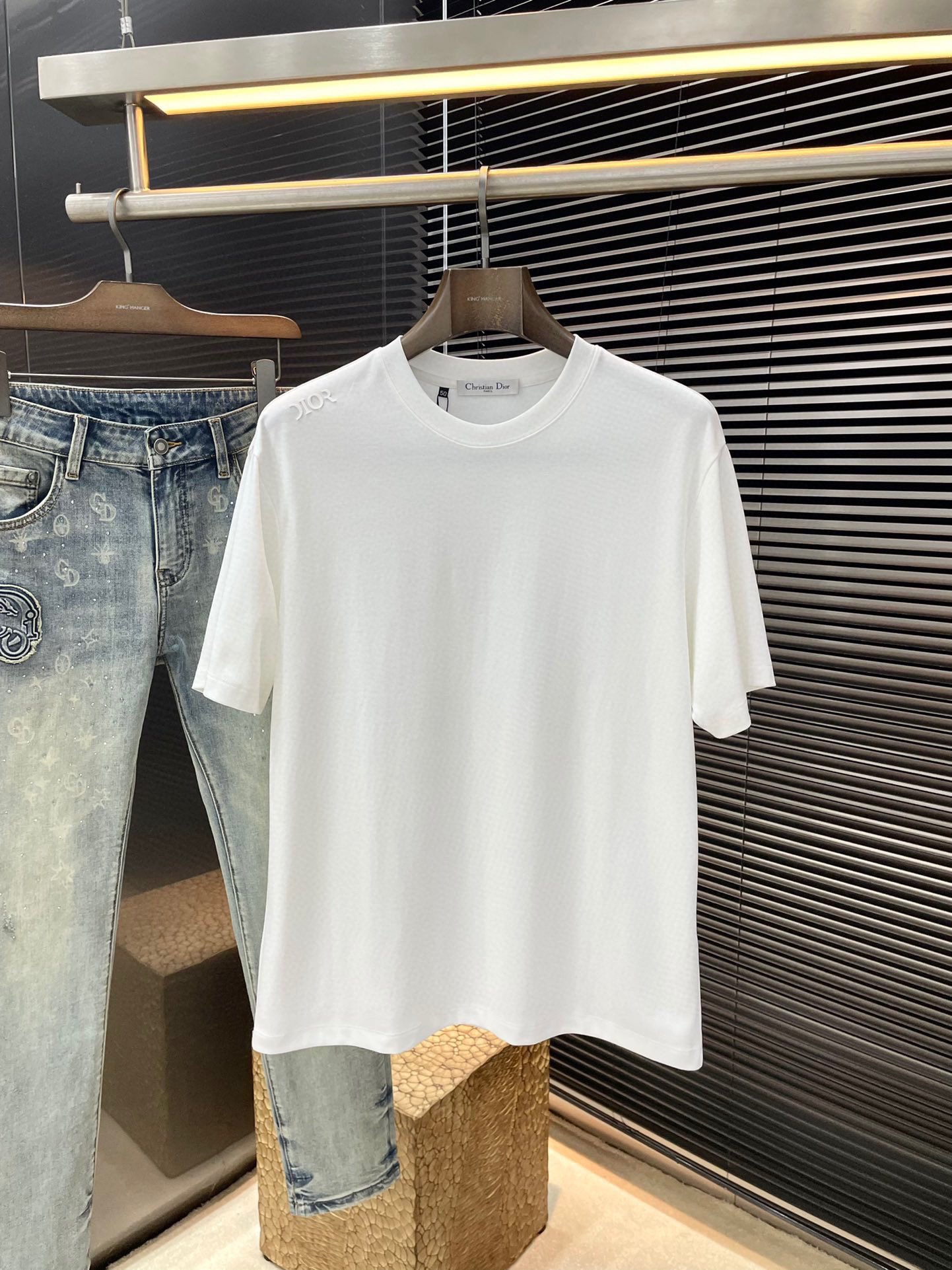 NO:424465,P Dior- (Dior) series VIP high-end customization, new short-sleeved styles in spring and summer, versatile styles, anyone can easily control the fabric, fully customized, high-quality cotton fabric, the fabric feels soft, the upper body is comfortable and soft. The simple style is very classy, ​​simple and unique, the style is very exquisite, the tailoring is very exquisite, showing the aura, and it will highlight the exquisiteness of business men!  Size M-3XL,,dior,dior,T-shirt,alexander wang19860909P  Dior-（迪奥）系列 VIP高级定制 春夏季新款短袖 百搭款式 任何人都可以轻松驾驭 面料全订制 高定一等品棉面料 面料手感柔软,上身舒适柔软 简约的款式非常显档次,简约个性时尚,版型剪裁非常精致,显气场,又会凸显商务男士的精致！尺码 M-3XL,,dior,dior,T-shirt,alexander wang,Men's clothing