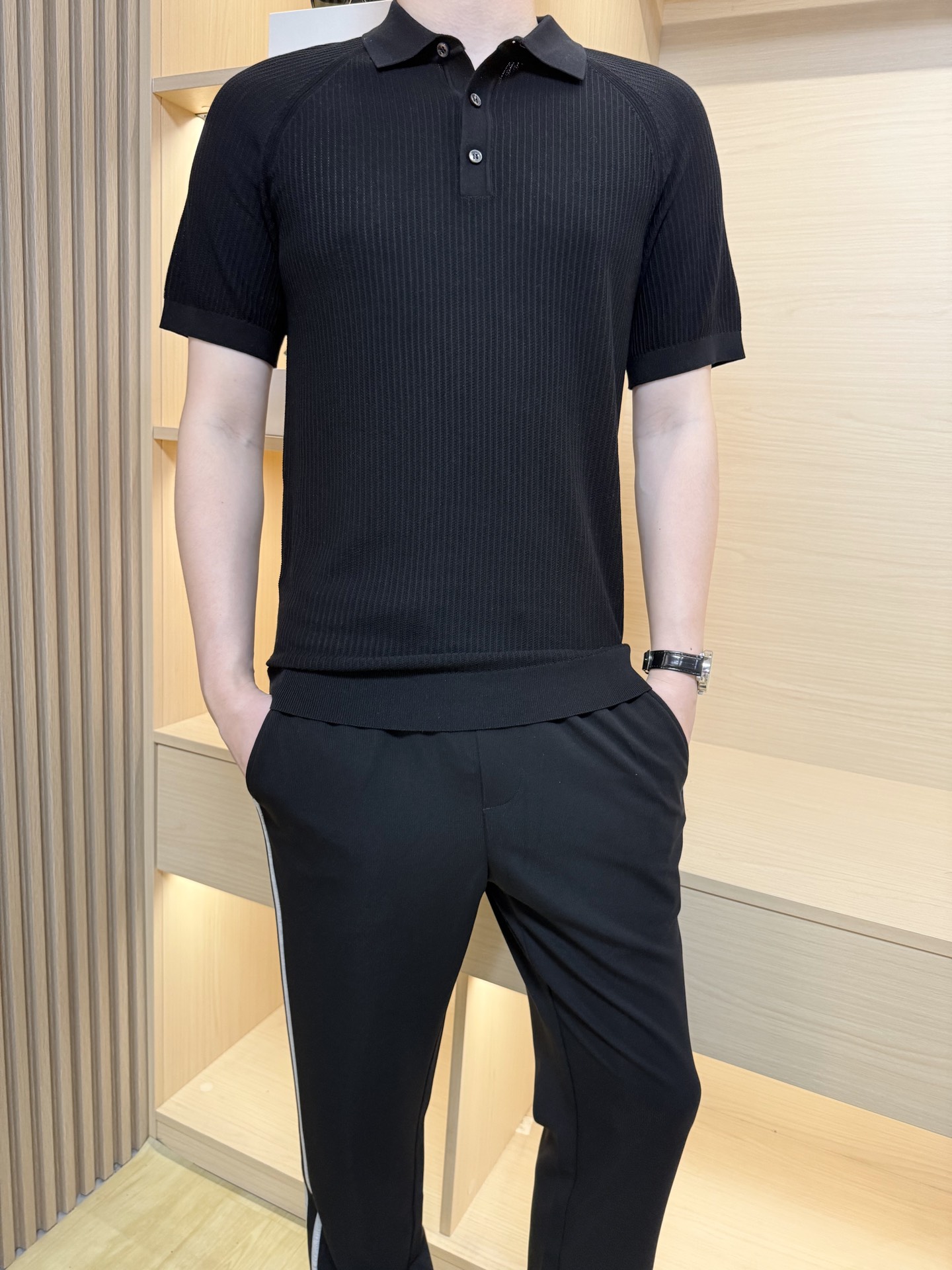 NO:423852,LP-2025 spring and summer new lapel sweater, the material is made of high-quality 90 cotton and 10 silk texture, soft and delicate, simple and elegant, the hem is environmentally friendly and glue-pressing process design, adding new elements to the organization, simple and atmospheric, and many must-have items for men's wardrobe!  Number of codes: 48-56 (model wears 50 on 180/140, with Hong Kong Lane Crawford gift box packaging), loro piano, alexander wang19860909LP-2025春夏新款翻领针织衫,材料采用优质90棉10丝质地,柔软细腻,简约大方,下摆环保压胶工艺设计,整理上增添新元素,简约大气,众多男士衣橱必备单品！码数:48-56(模特180/140穿50,配香港连卡佛礼盒包装),,loro piana,alexander wang,Men's clothing